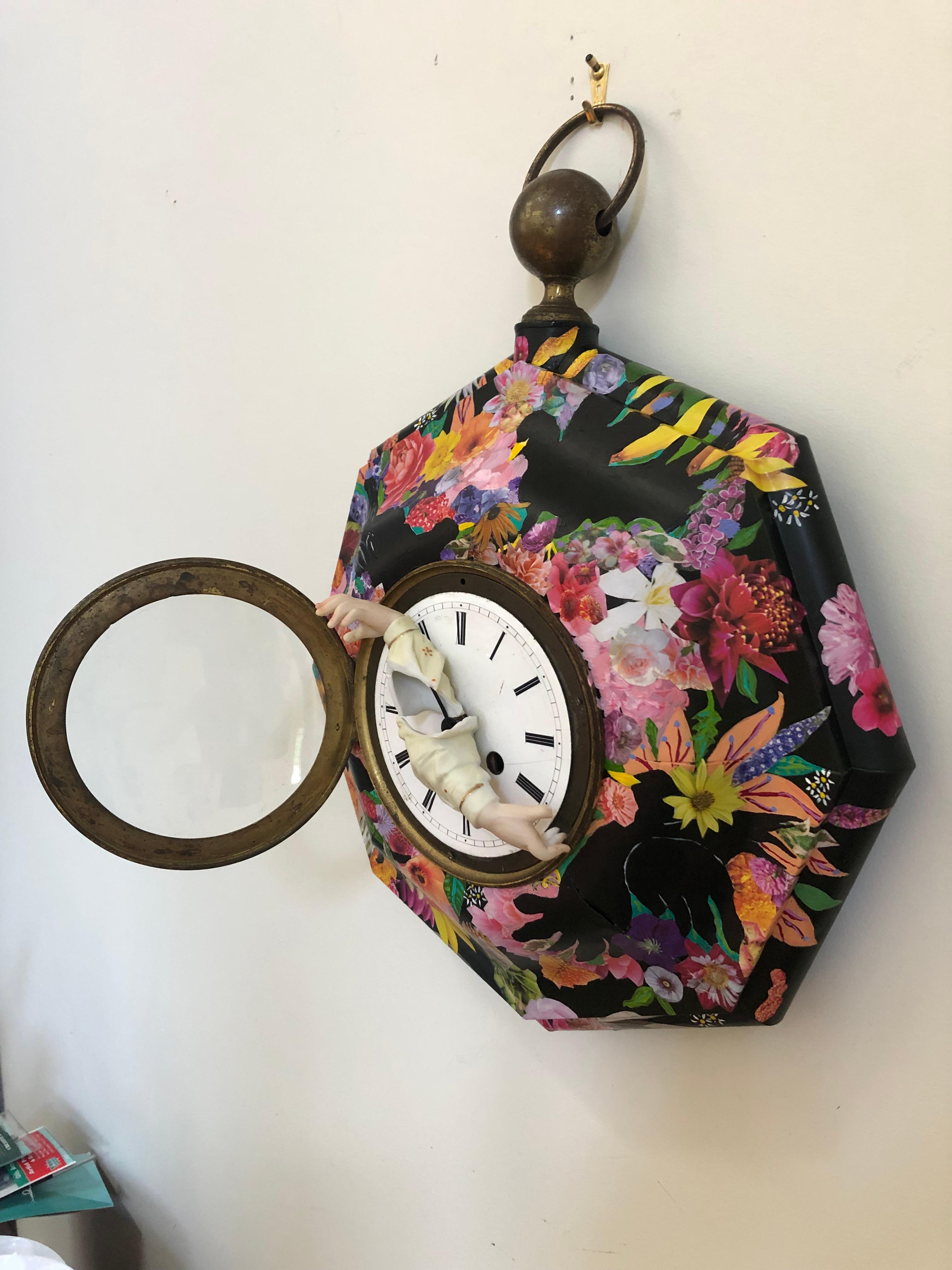 Pittura a collage a tecnica mista su orologio antico in vendita 2