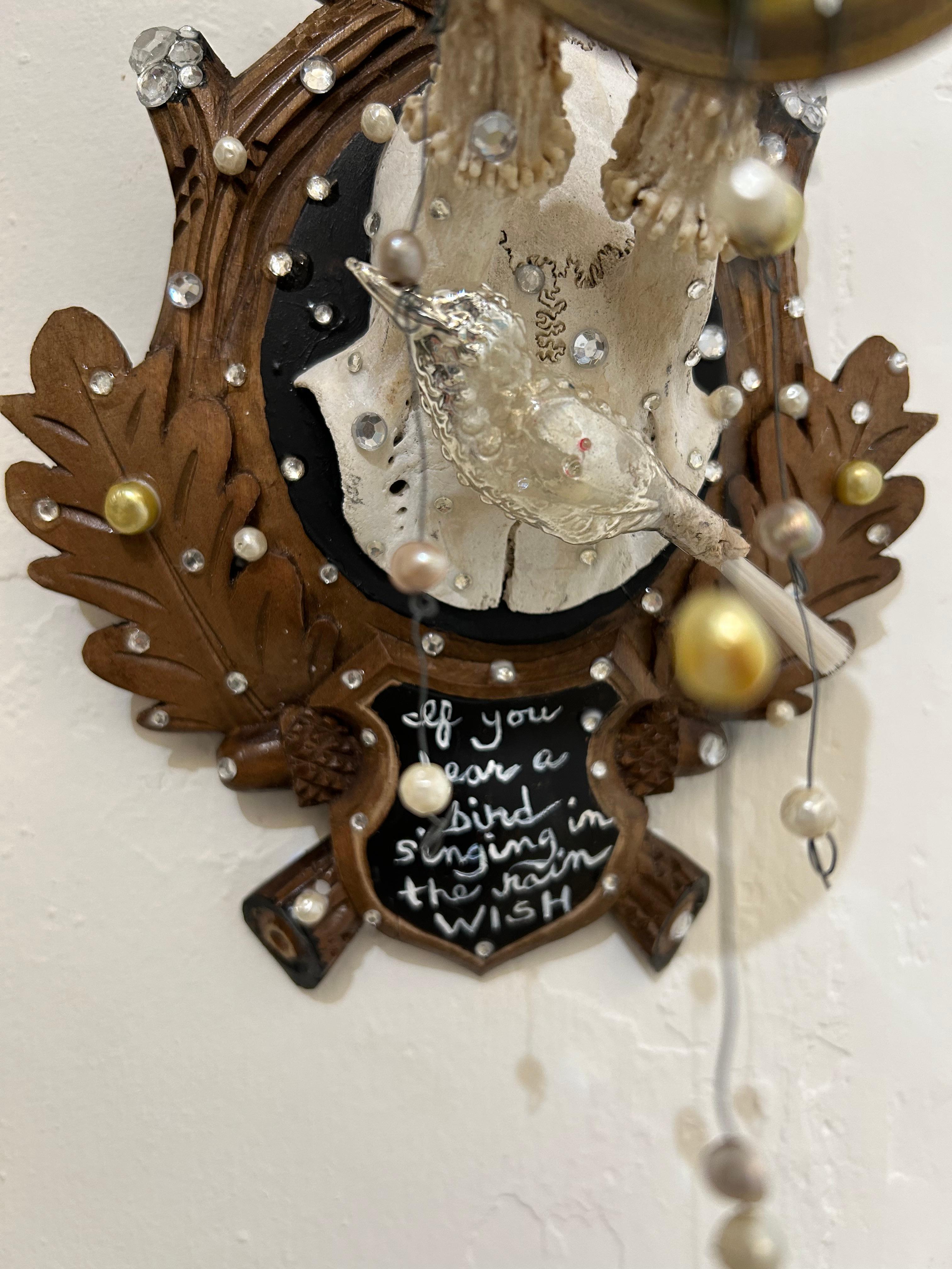 Mixed Media Found Objects for Objects Sculpture murale avec Horns Bon état - En vente à Hopewell, NJ