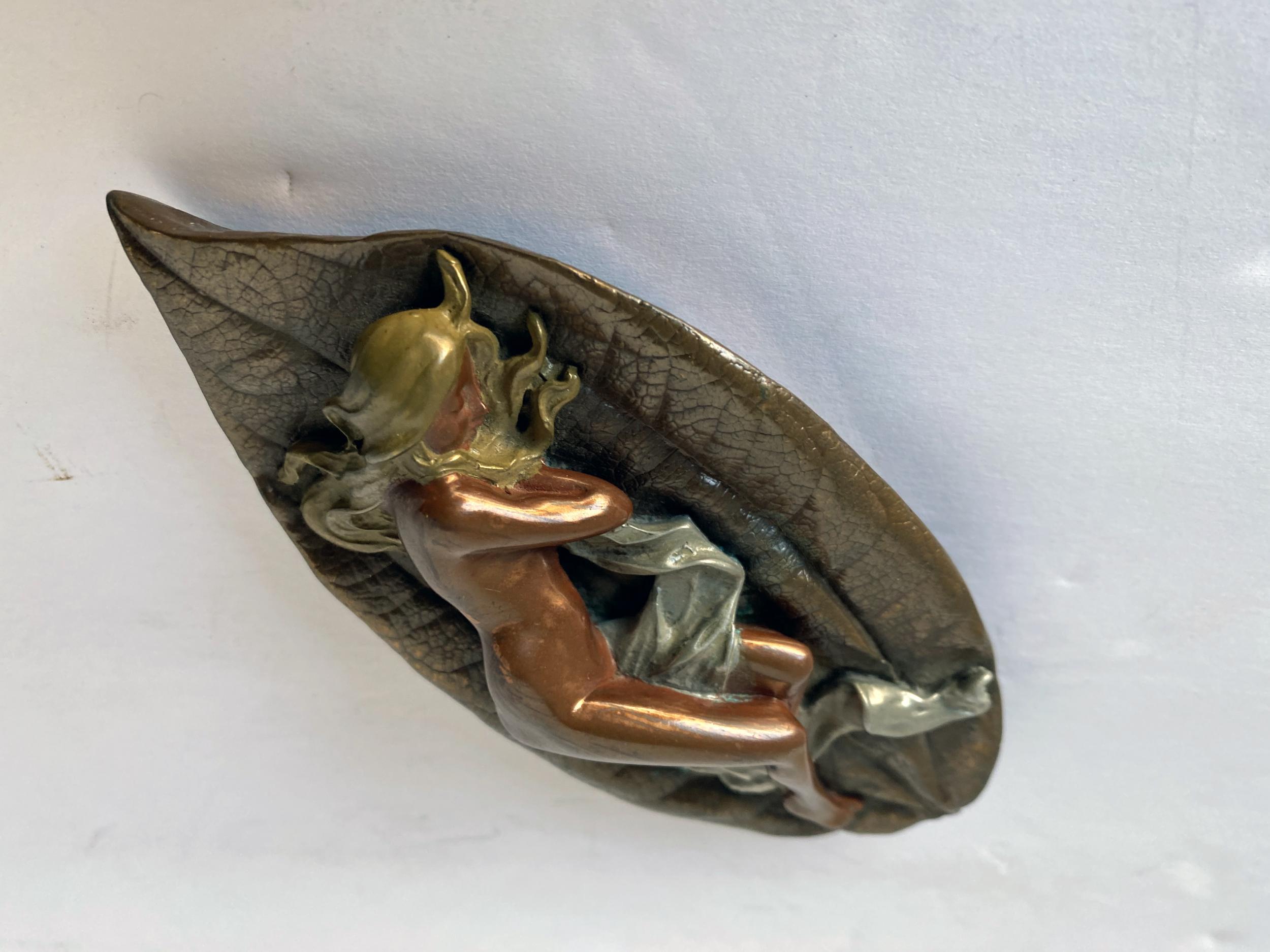 Original 1930 mixed metal nude female on leaf mixed (copper, bronze, brass) figural ashtray featuring an elegant detailed handcrafted design. 

Unsigned.
 