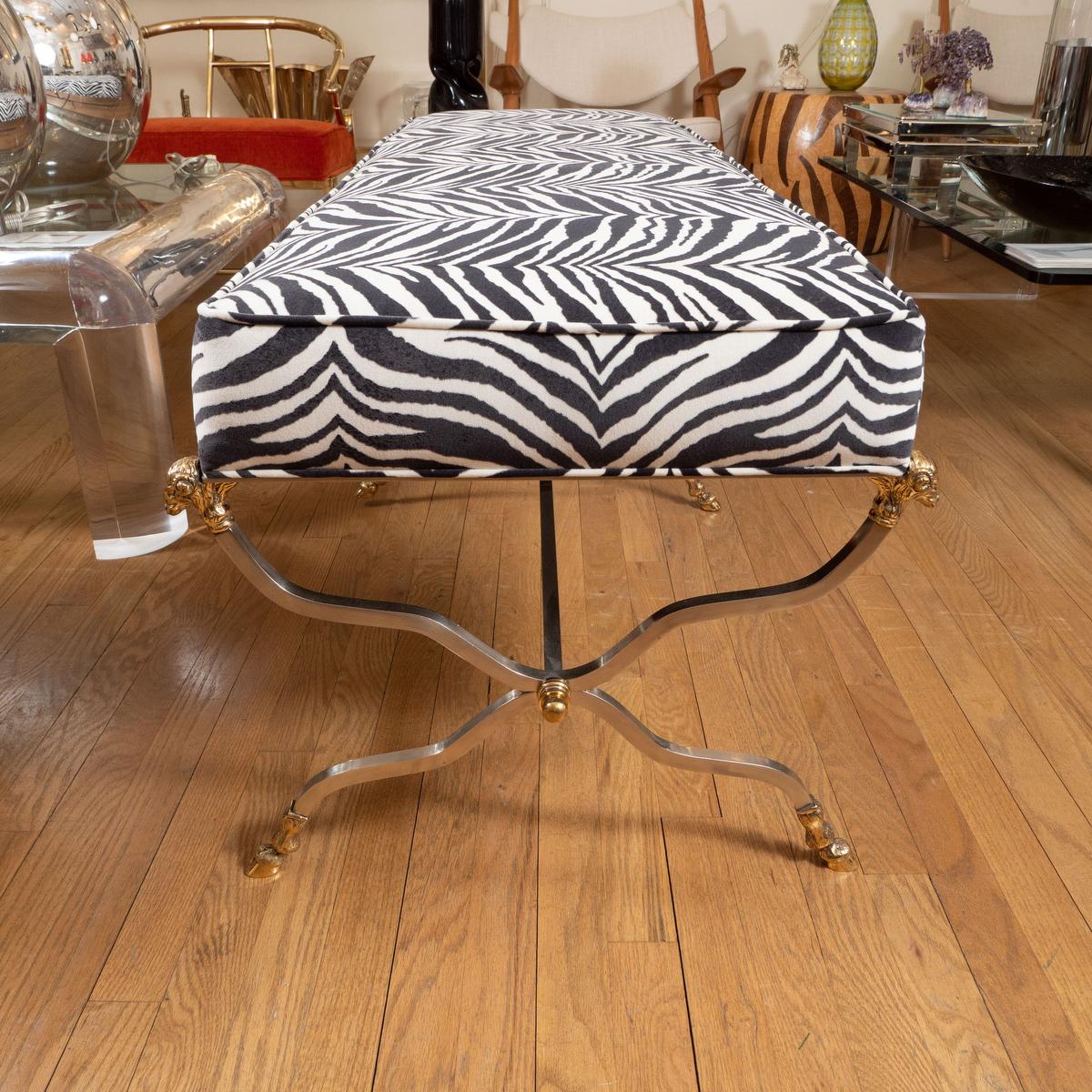 Banc de style campagne en métal MIxé avec détails en forme de tête de bélier. Avec revêtement imprimé zébré. 