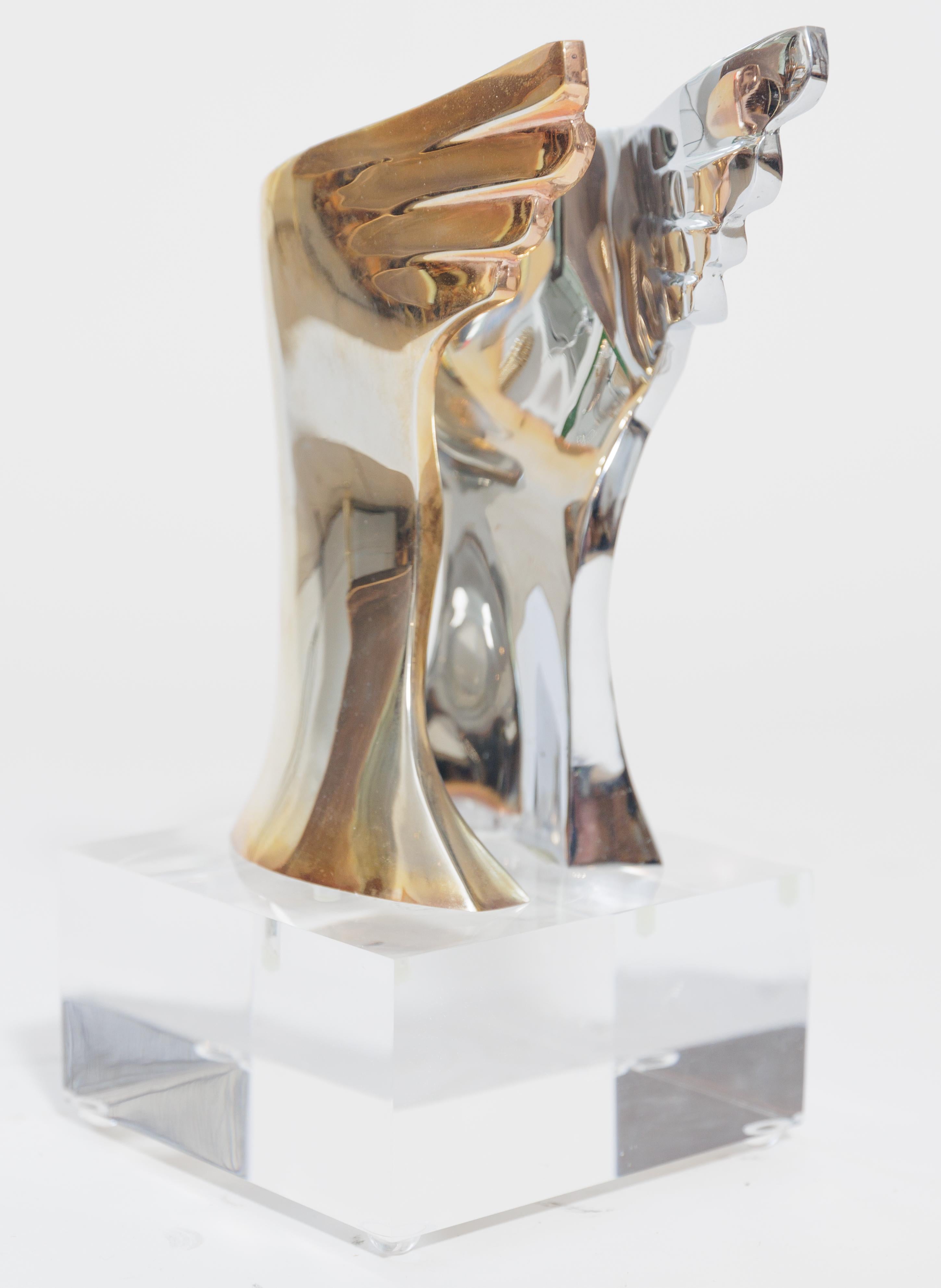 Mid-Century Modern Sculpture en métal mélangé (chrome et laiton) « ailé » avec base en lucite en vente