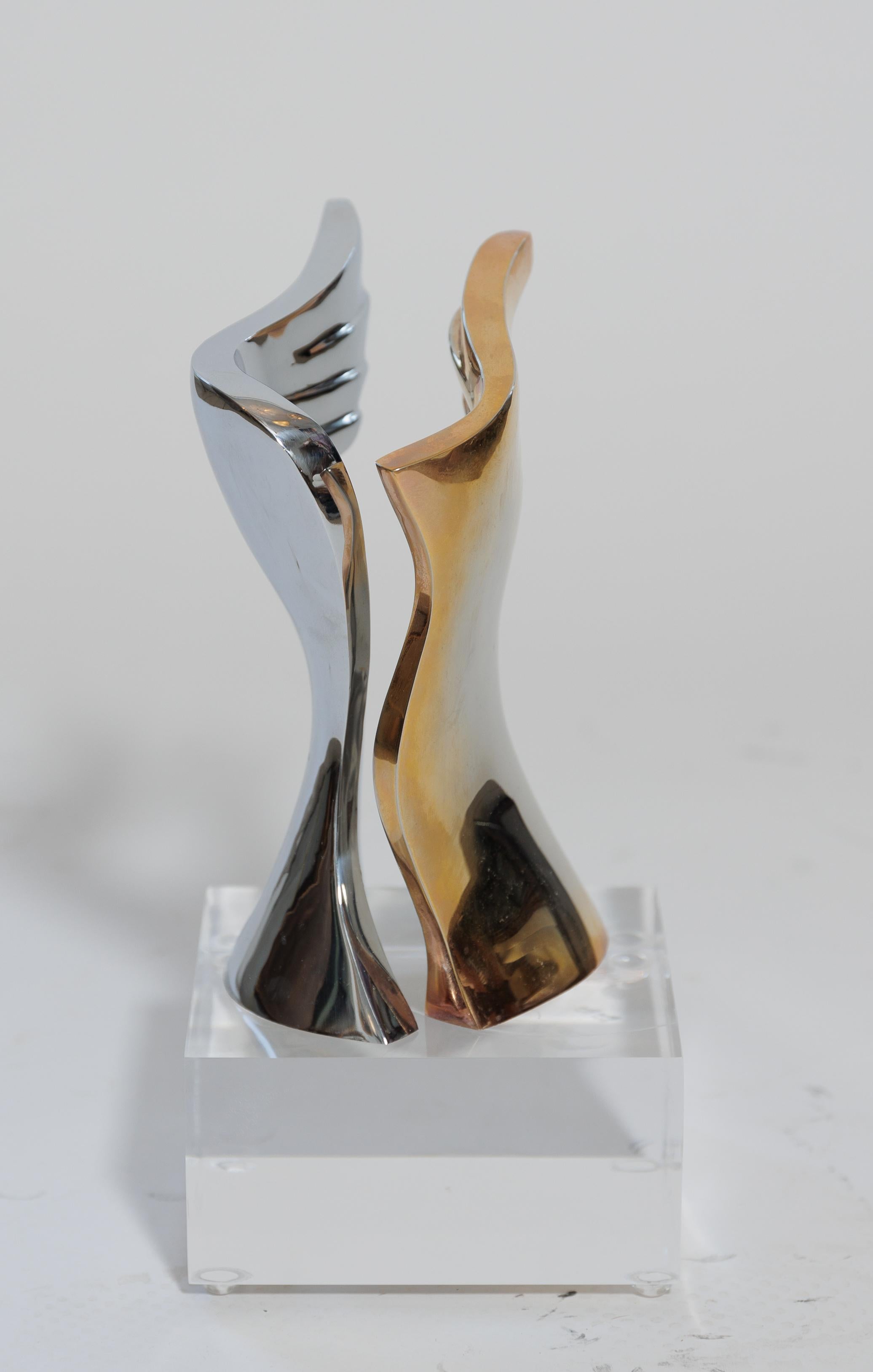 Américain Sculpture en métal mélangé (chrome et laiton) « ailé » avec base en lucite en vente