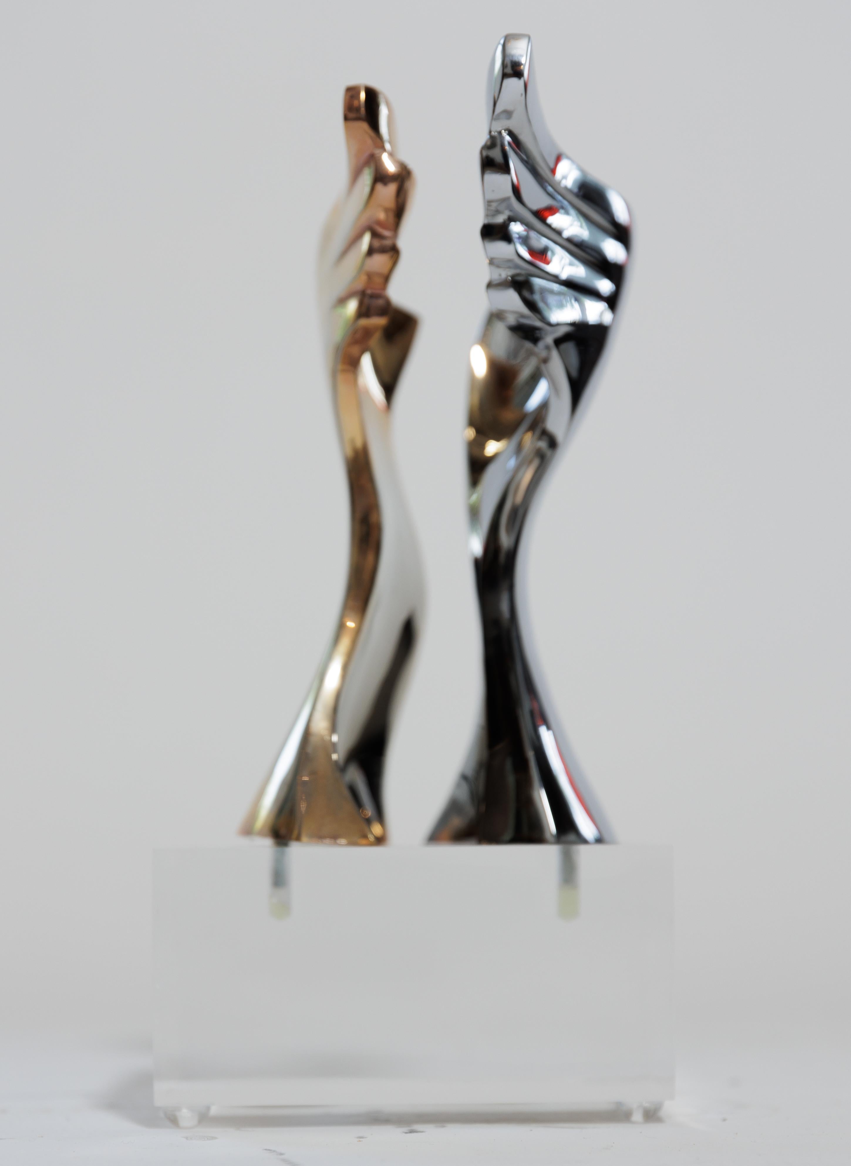 Sculpture en métal mélangé (chrome et laiton) « ailé » avec base en lucite Bon état - En vente à Bridgehampton, NY