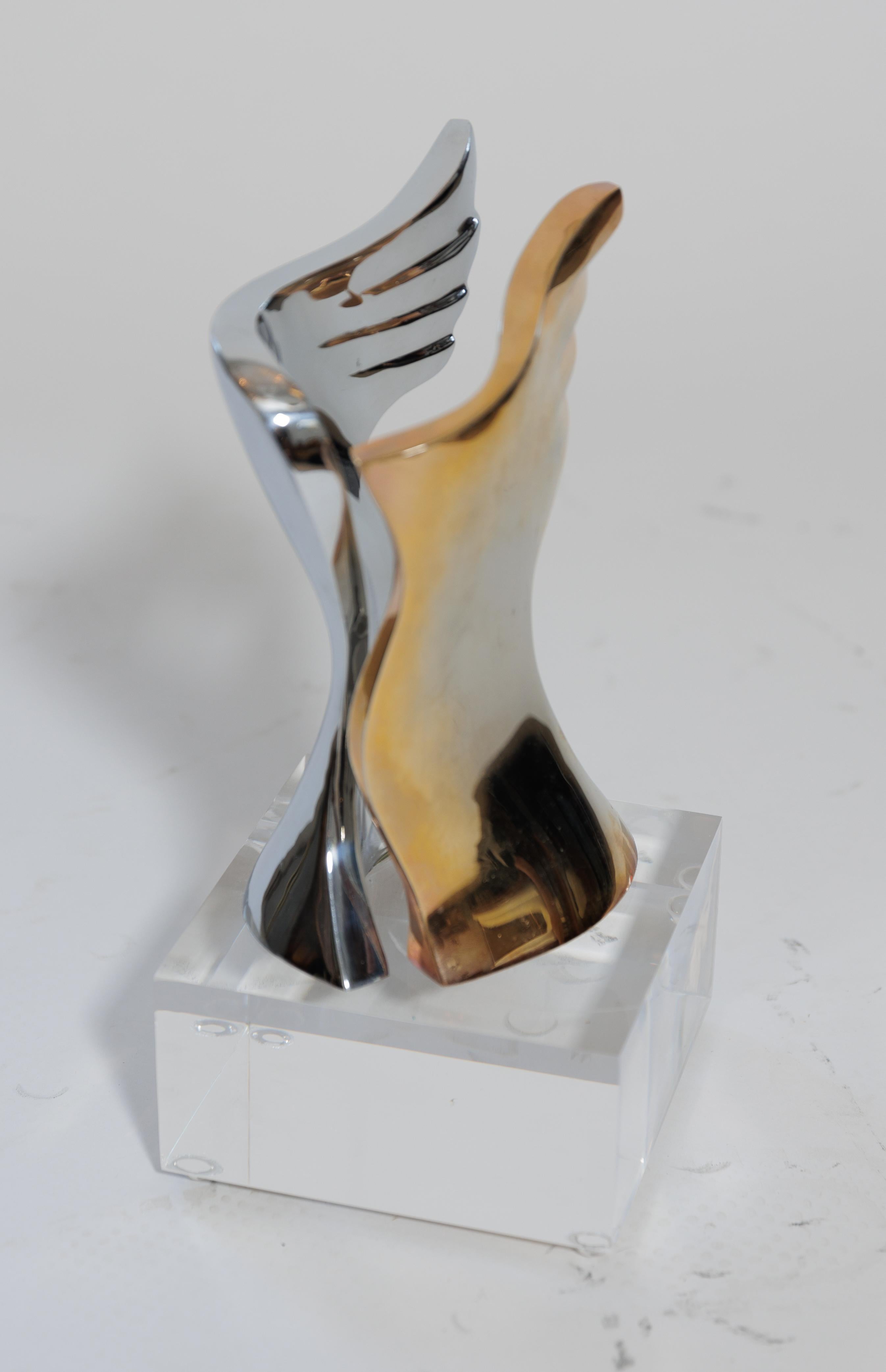 20ième siècle Sculpture en métal mélangé (chrome et laiton) « ailé » avec base en lucite en vente