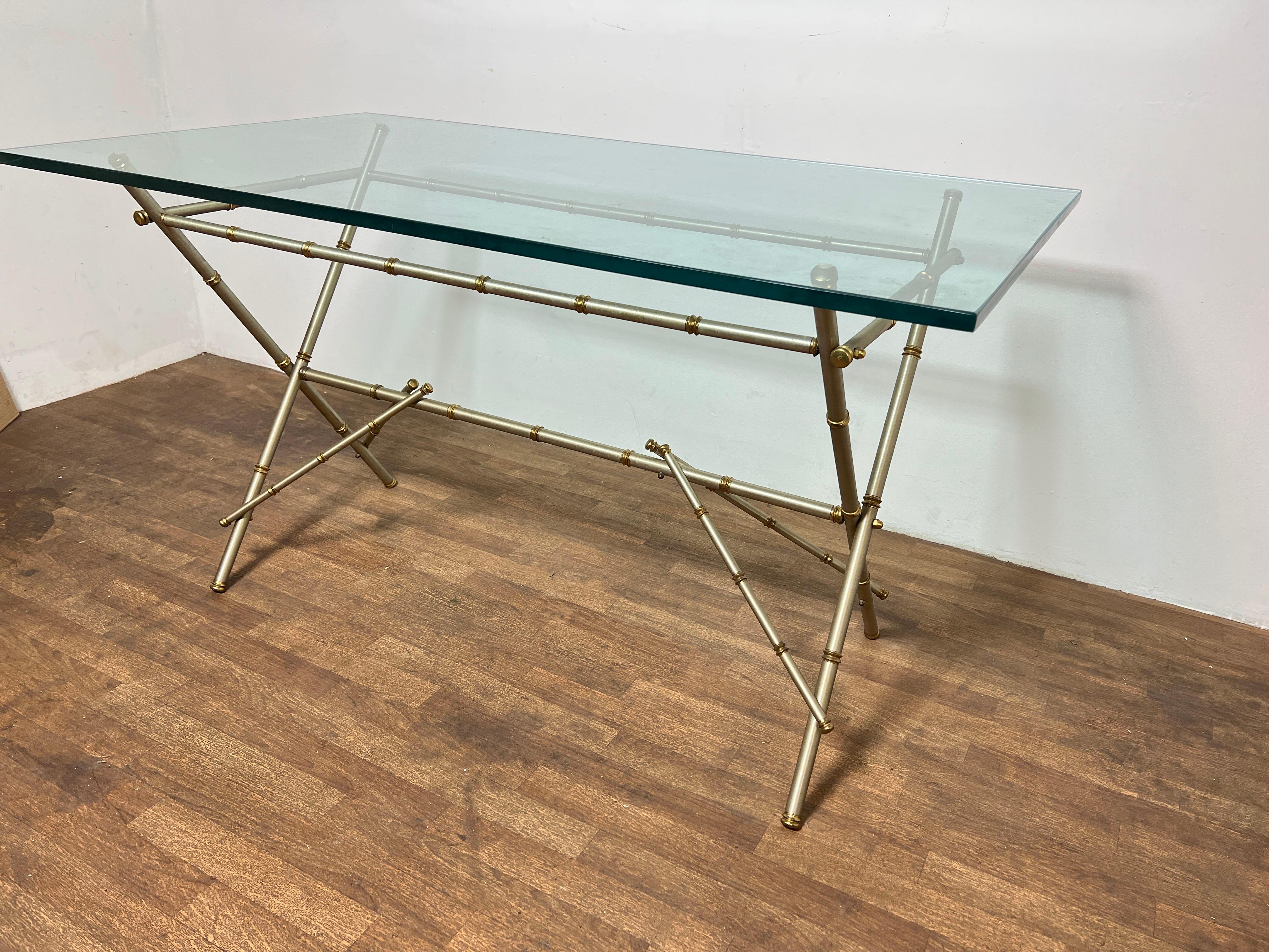 Bureau en faux bambou en métaux mélangés (acier brossé et laiton), à la manière de la Maison Jansen, vers les années 1960.  Probablement d'origine italienne.  Plateau en verre 3/4