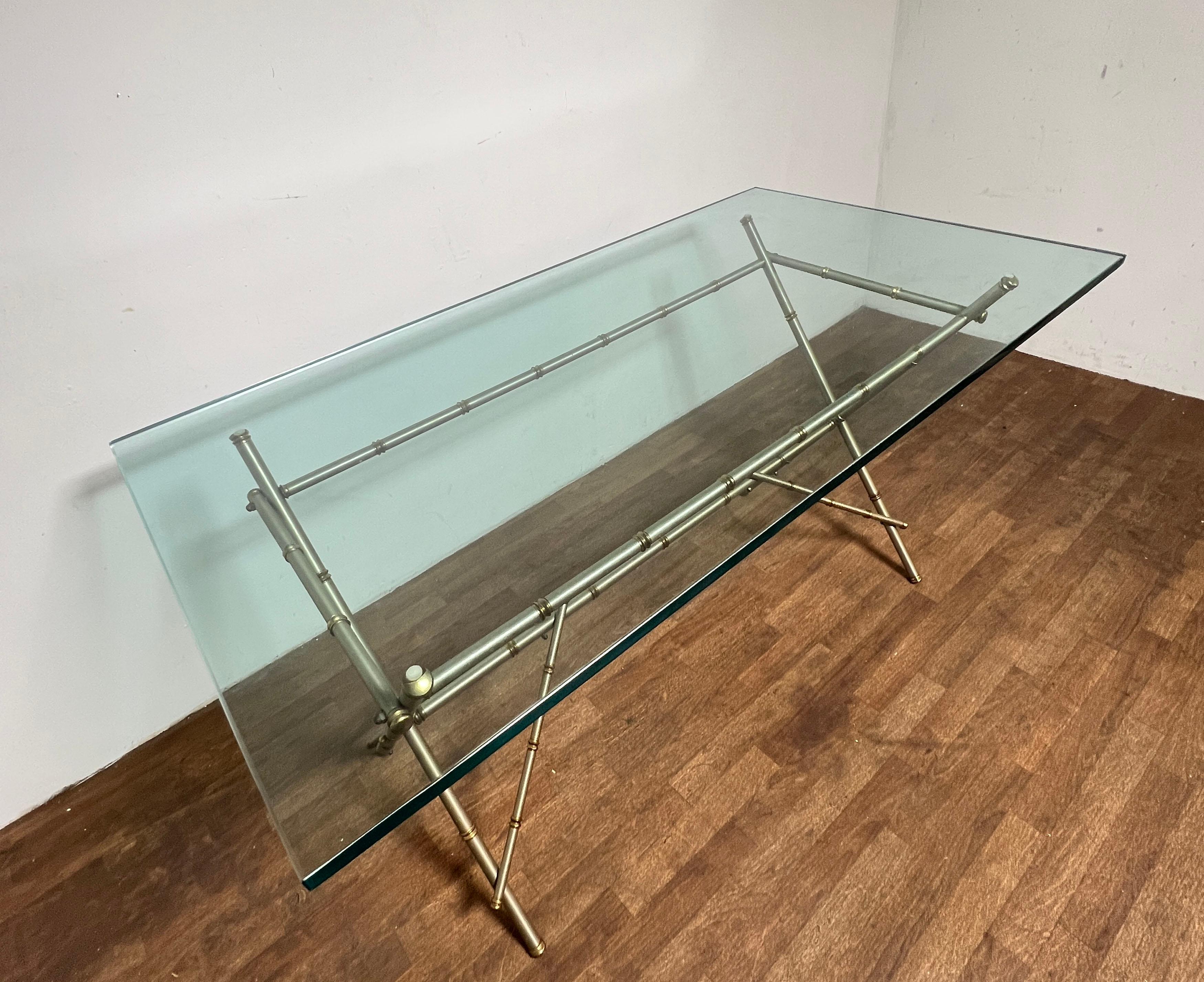 Bureau en métal mélangé et faux bambou dans le style de Maison Jansen, C. 1960s Bon état - En vente à Peabody, MA