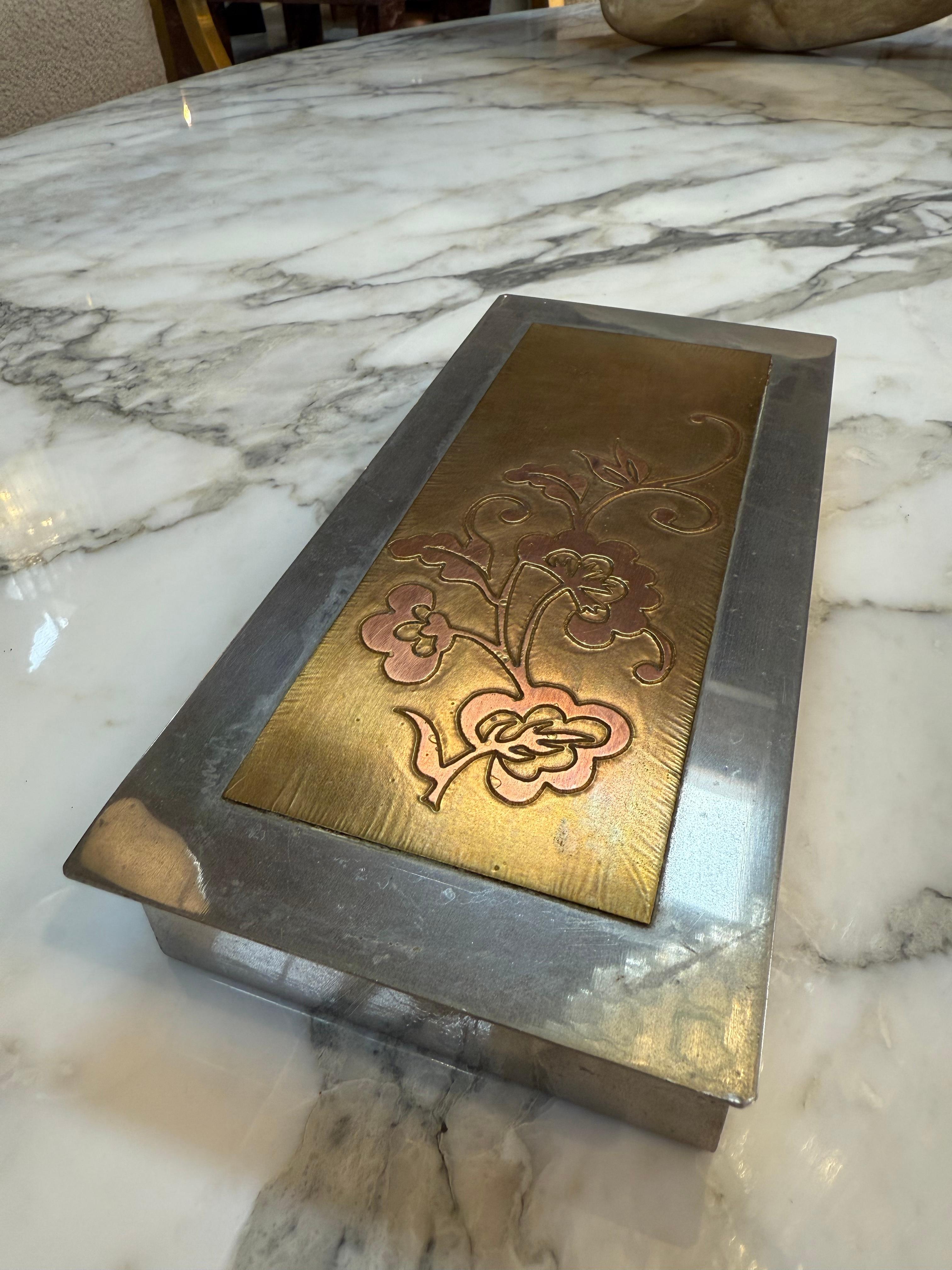 Scatola con intarsio floreale in metallo misto - Ottone, rame e nichel argento In condizioni buone in vendita a Los Angeles, CA