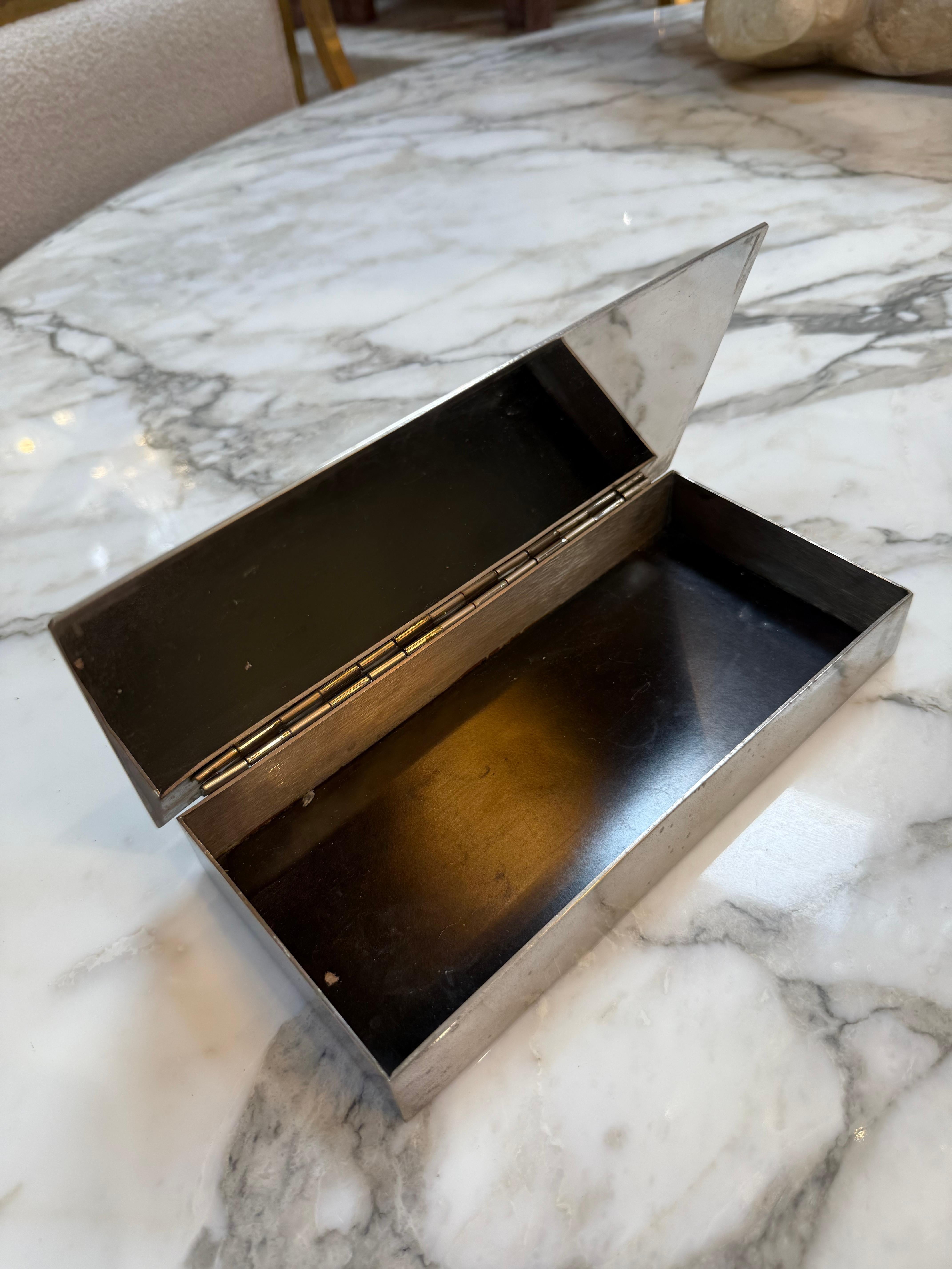 Metà XX secolo Scatola con intarsio floreale in metallo misto - Ottone, rame e nichel argento in vendita