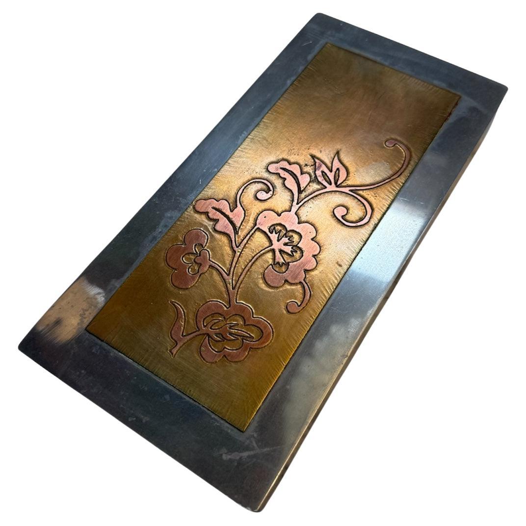 Boîte à incrustations florales en métal mixte - laiton, cuivre et maillechort