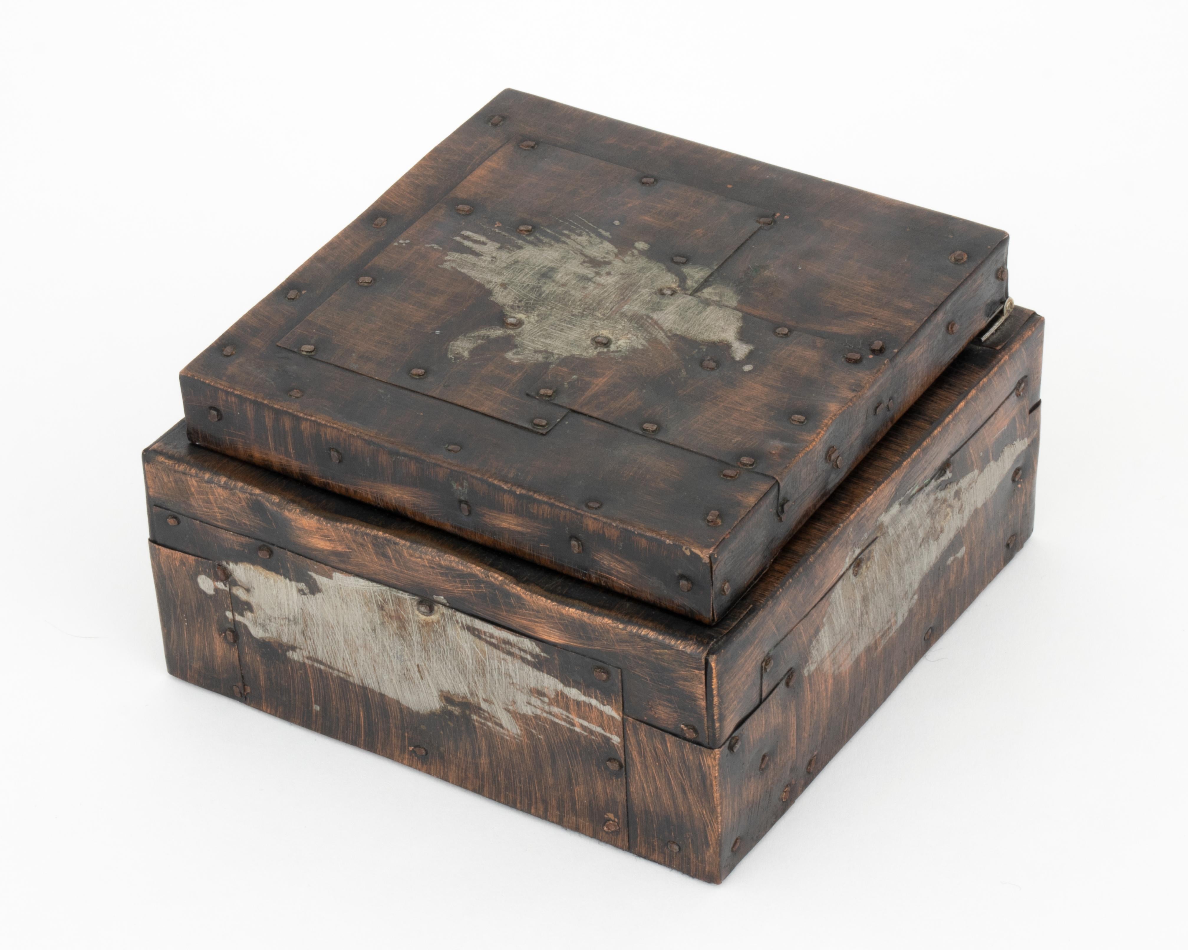 Voici une boîte à souvenirs brutaliste en métal mixte de Paul Evans, datant des années 1970. Il est constitué de panneaux de cuivre patiné et doublé de liège.  Le design présente des éclaboussures de soudure et des rayures sur l'ensemble de la