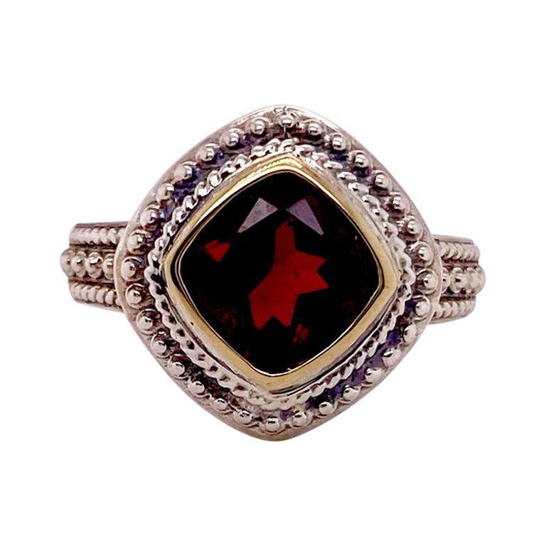 Bague en alliage de métaux grenat avec or jaune et argent, grenat almandine coussin en vente