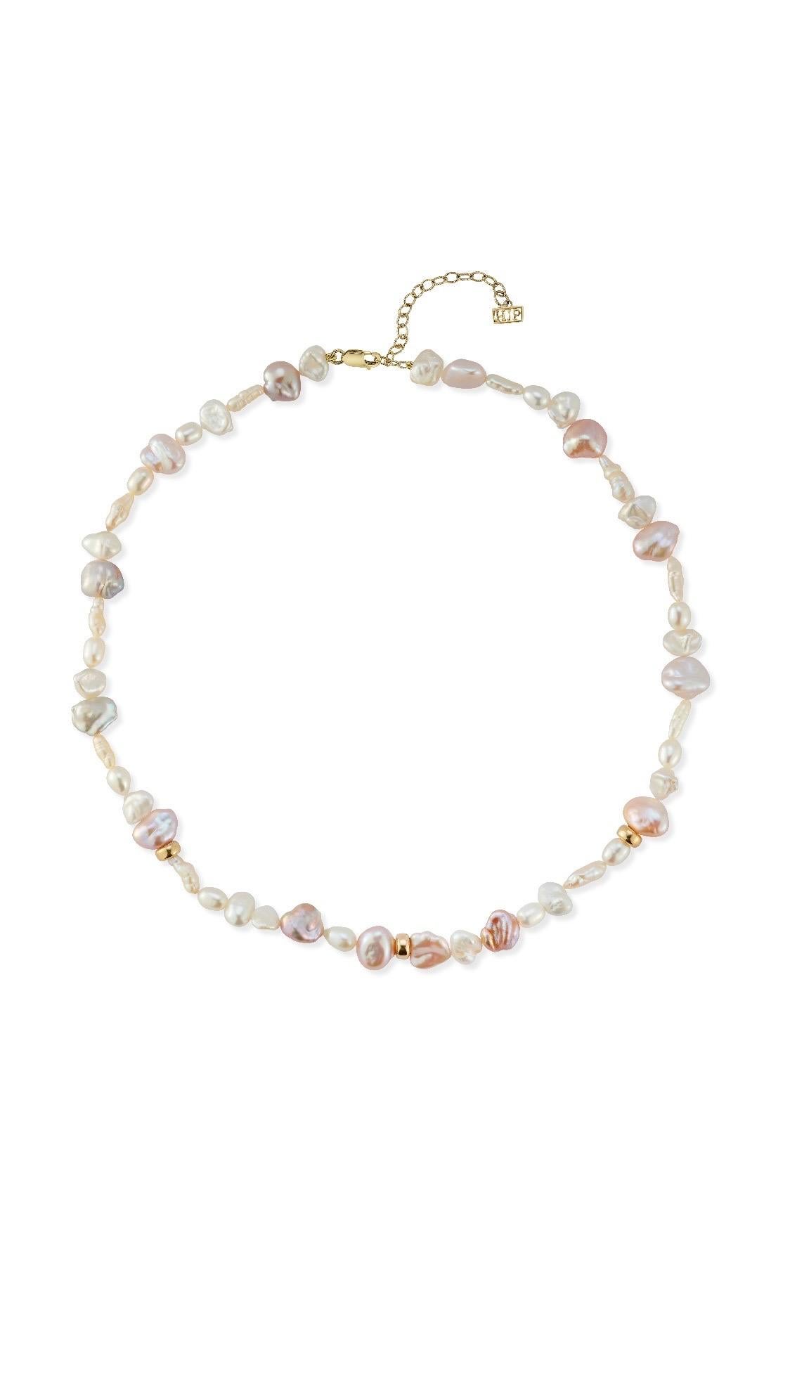 Gemischtes Perlenhalsband mit Barock-, Keshi- und ovalen Perlenformen. 

Ideal als Halskette zu tragen, um die verschiedenen Perlenformen und -töne hervorzuheben, und mit der Verlängerungskette auf 16
