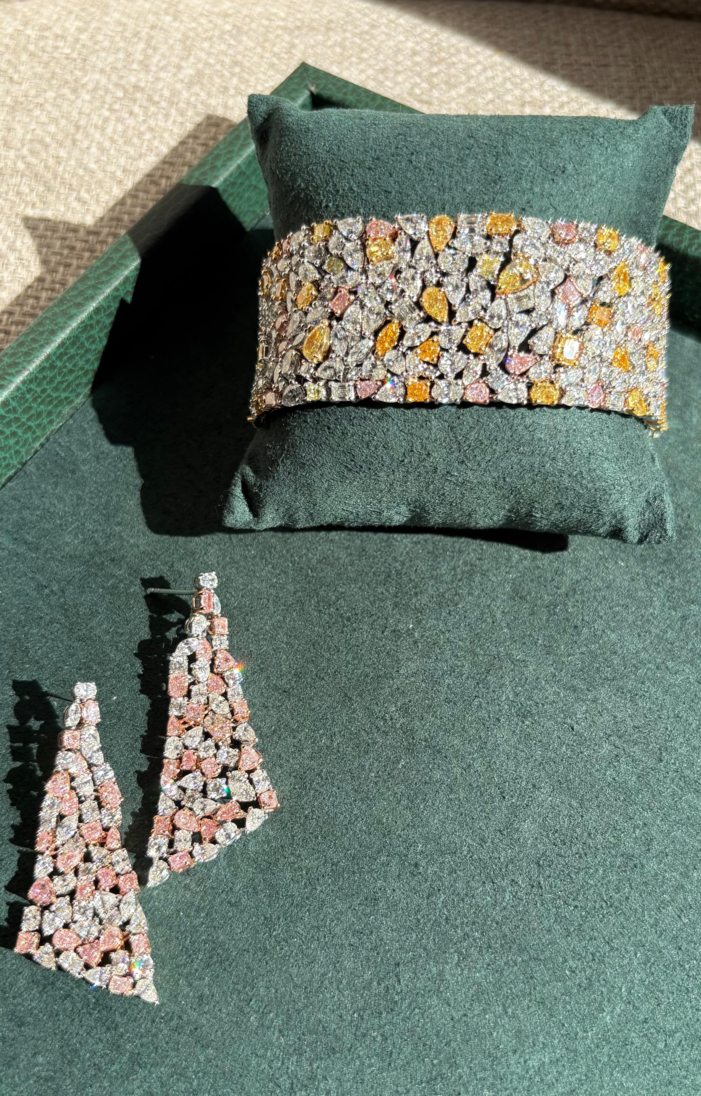 Questi orecchini scultorei presentano 9,31 carati totali di diamanti di forma mista disposti in una silhouette asimmetrica a cascata. Con 3,70 carati di diamanti Fancy Pink e 5,61 carati di diamanti bianchi, la composizione mescola forme a pera,