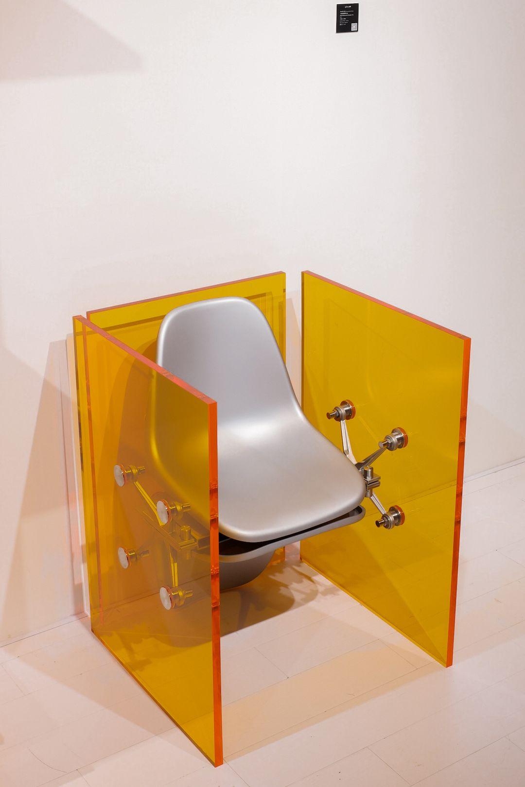 Chinois Chaise/table d'appoint orange « Boundary » mixte public-private n°03 de Cometabolism Studio en vente