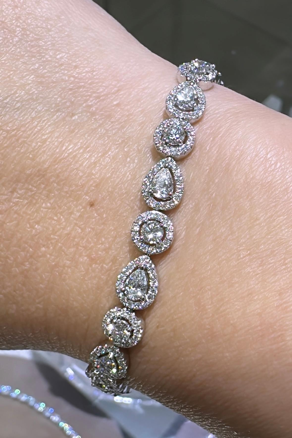 Splendid 5.84carats diamond tennis bracelet will make her shine with glory once you put it on her wrist. Absolutely gorgeous setting with round and pear-shaped diamonds that will sit comfortably on her wrist without ever breaking.
Metal: 18K White