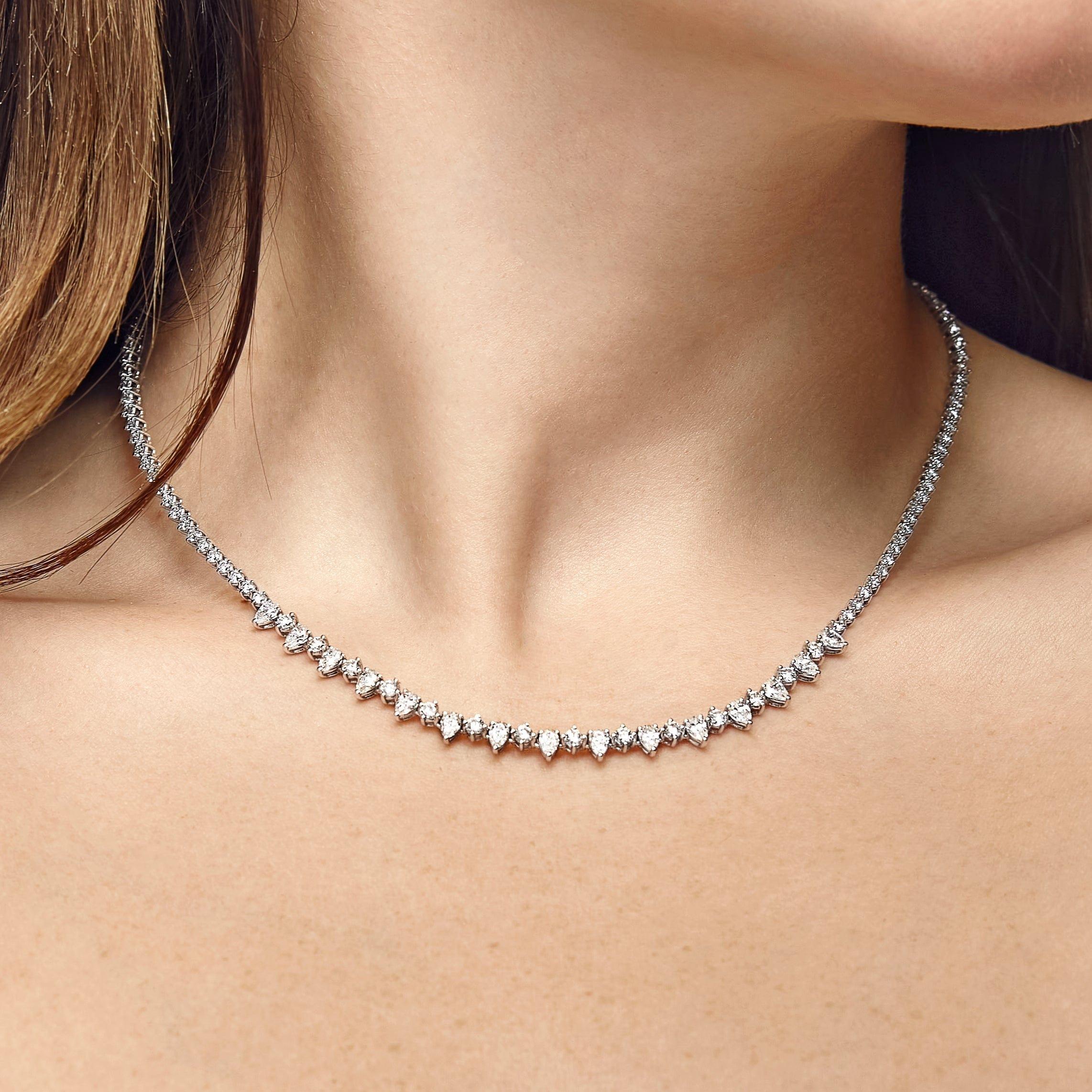Die Tennis-Halskette mit Diamanten in gemischter Form besticht durch ihre auffälligen birnenförmigen Diamanten, die sich mit runden Brillanten abwechseln. Der unglaublich auffällige Stil ist die perfekte Unterlage für edle Schmuckstücke. Es wirkt
