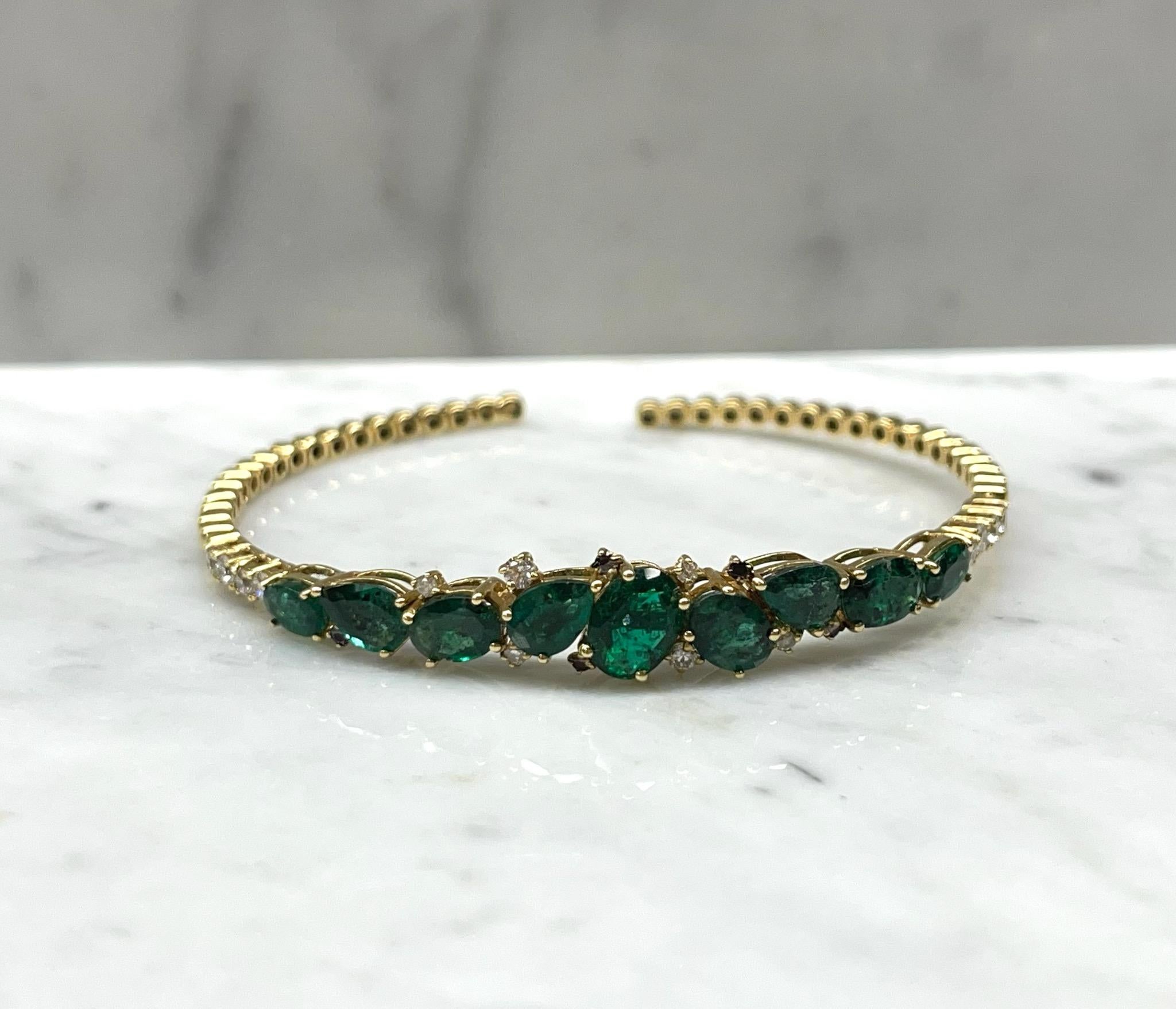 Taille ovale Bracelet en émeraudes vertes et diamants de forme mélangée en vente