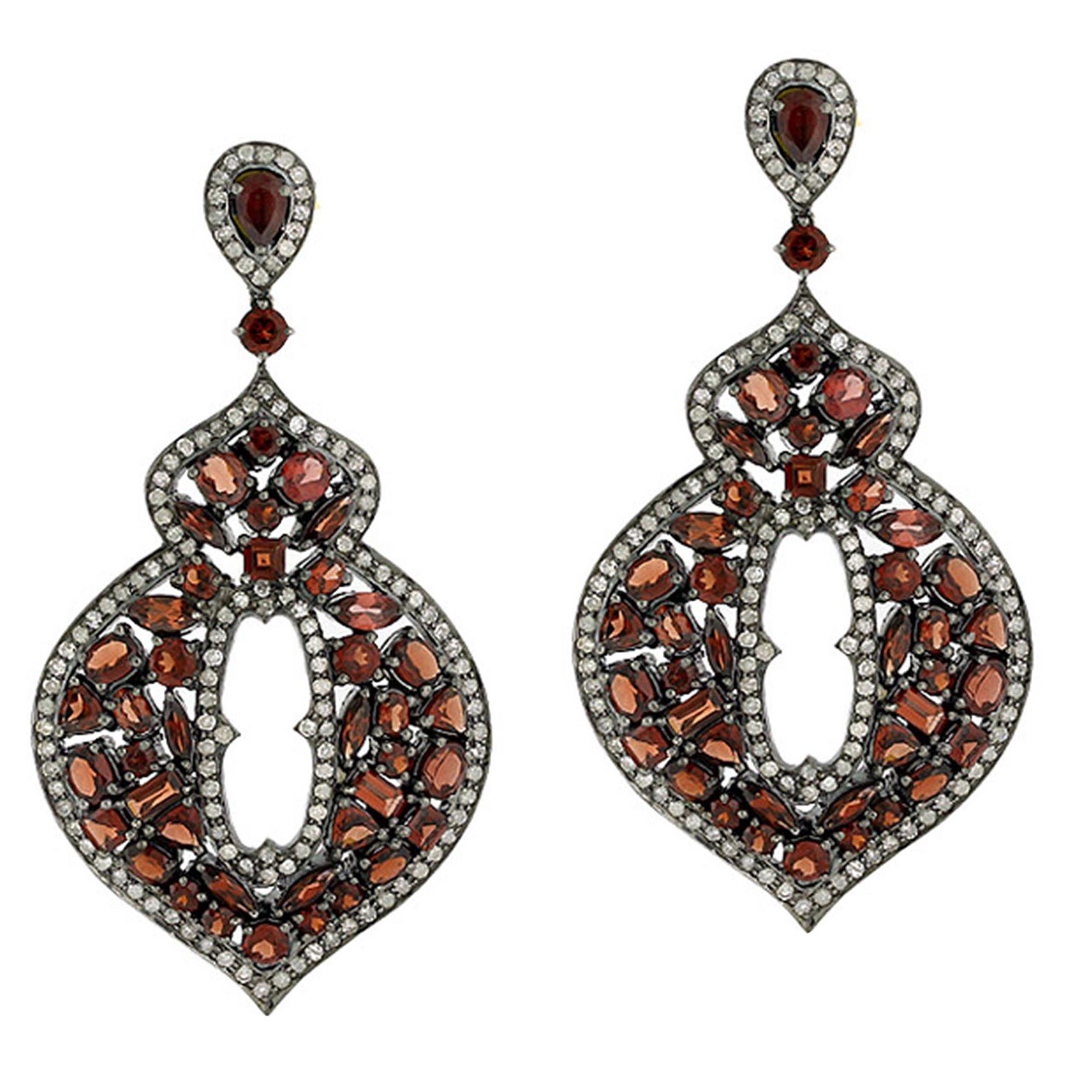 Boucles d'oreilles en or 18 carats et argent ornées de grenats rouges de forme mélangée et de diamants en vente