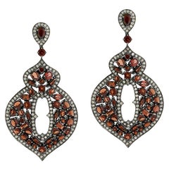Boucles d'oreilles en or 18 carats et argent ornées de grenats rouges de forme mélangée et de diamants