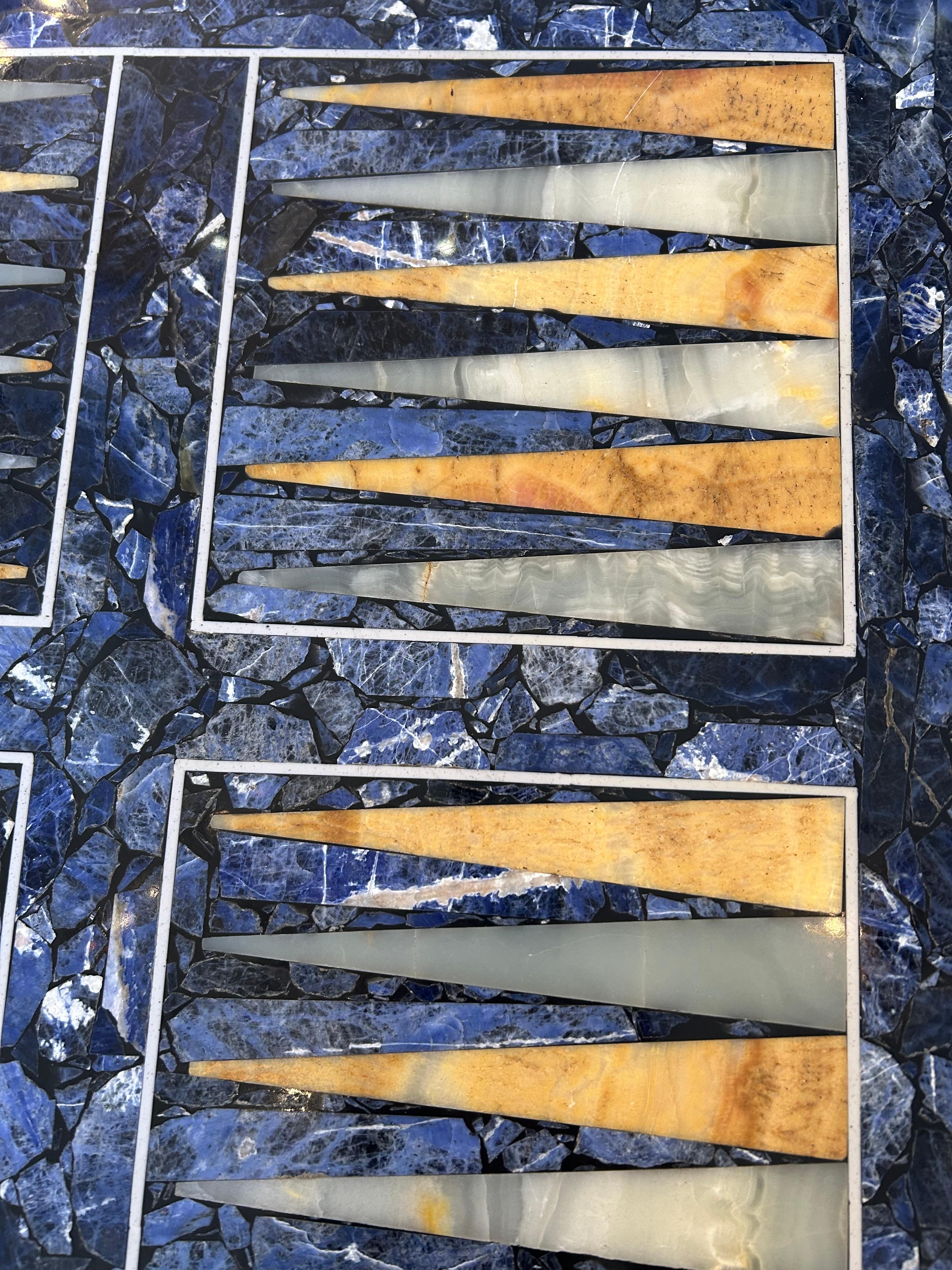 Mesa Auxiliar para Juego de Backgammon con Incrustaciones de Piedra Mixta sobre Base de Latón y Cromo Moderno de mediados de siglo en venta