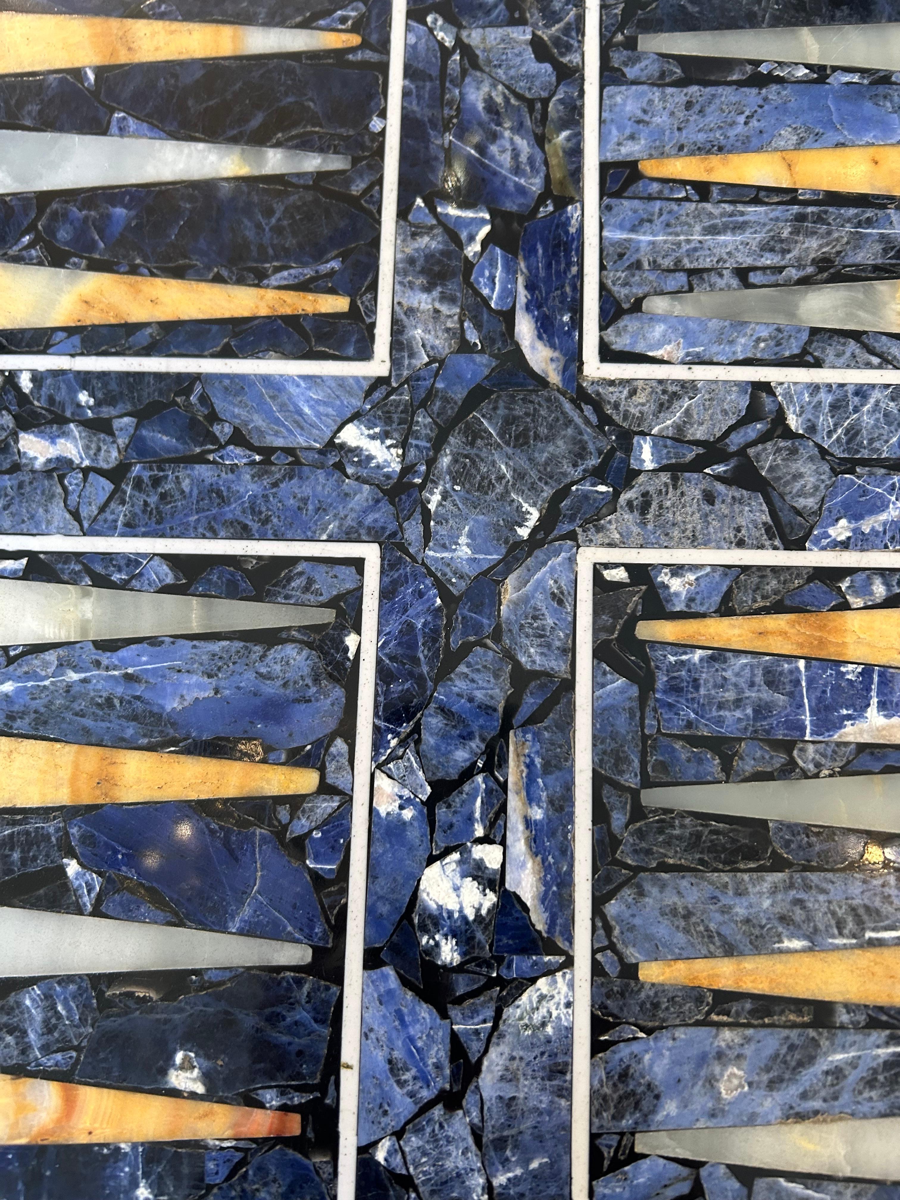Mesa Auxiliar para Juego de Backgammon con Incrustaciones de Piedra Mixta sobre Base de Latón y Cromo Estadounidense en venta