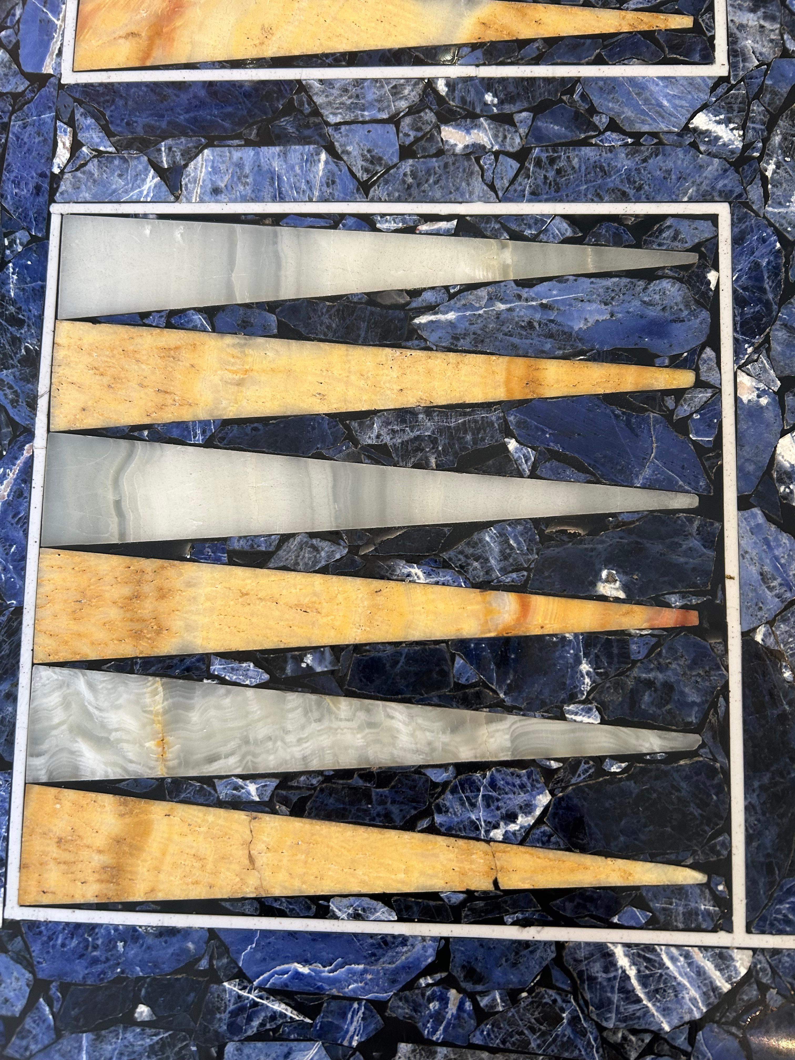 Mesa Auxiliar para Juego de Backgammon con Incrustaciones de Piedra Mixta sobre Base de Latón y Cromo en Bueno estado para la venta en Hopewell, NJ