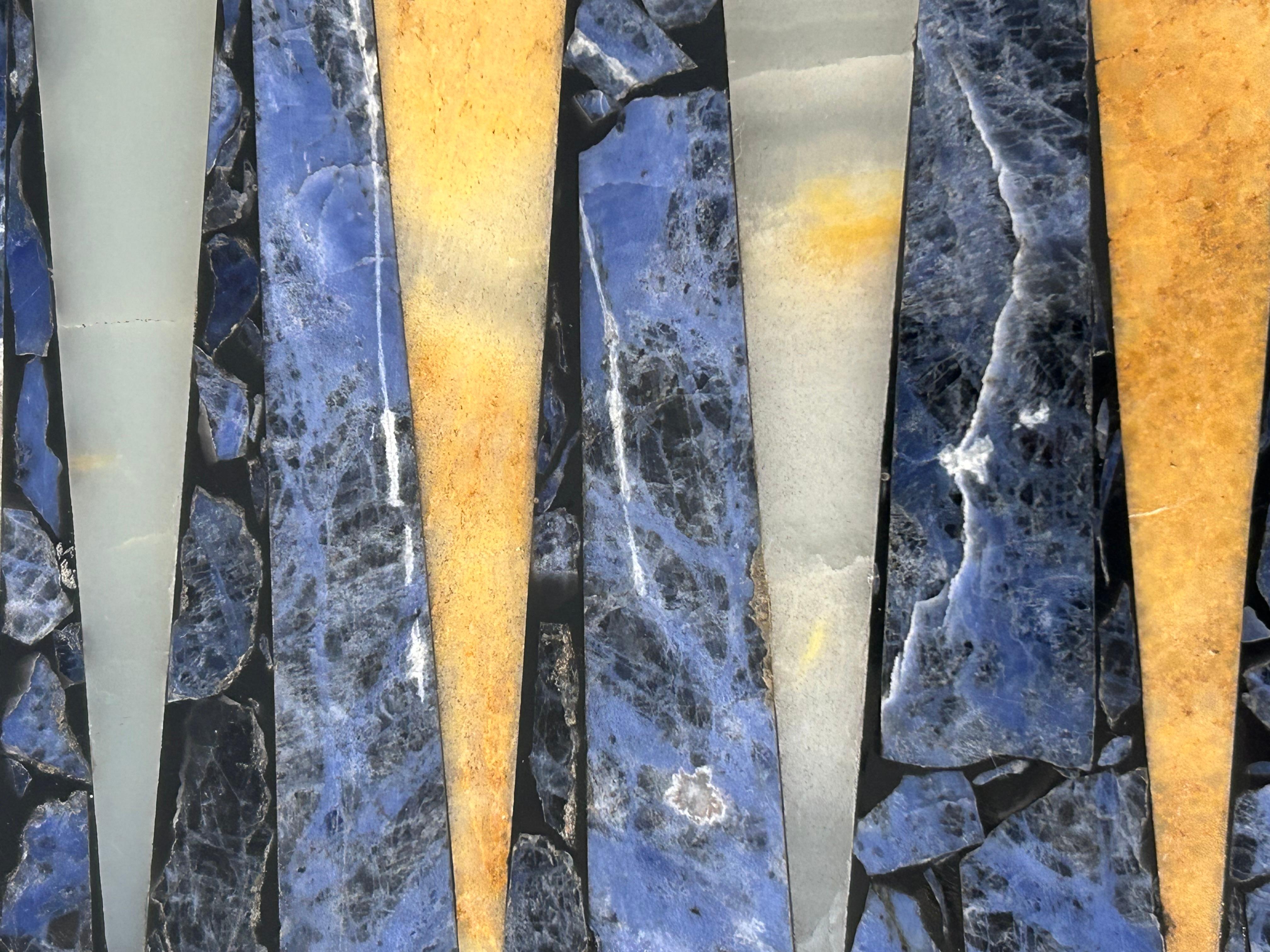 Mesa Auxiliar para Juego de Backgammon con Incrustaciones de Piedra Mixta sobre Base de Latón y Cromo finales del siglo XX en venta