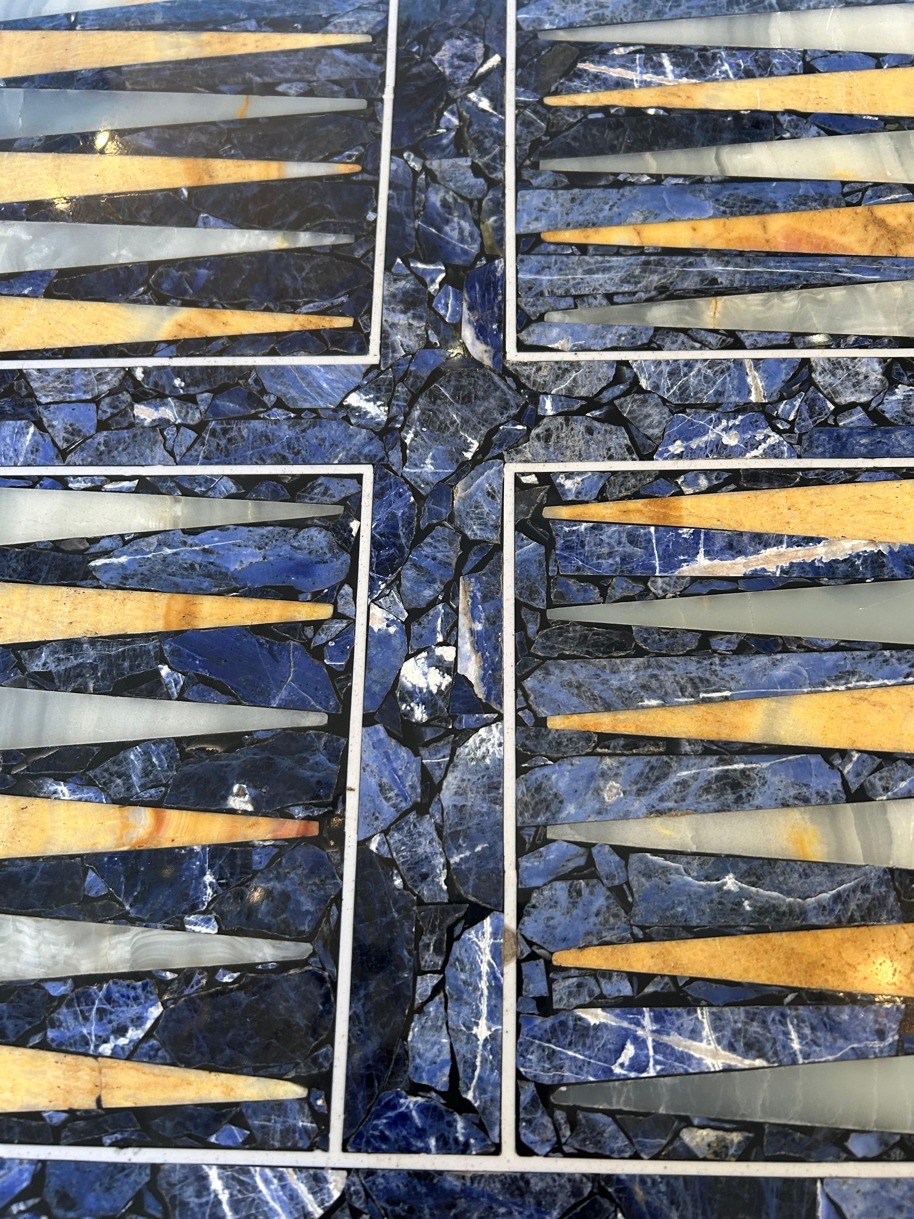 Mesa Auxiliar para Juego de Backgammon con Incrustaciones de Piedra Mixta sobre Base de Latón y Cromo en venta 1