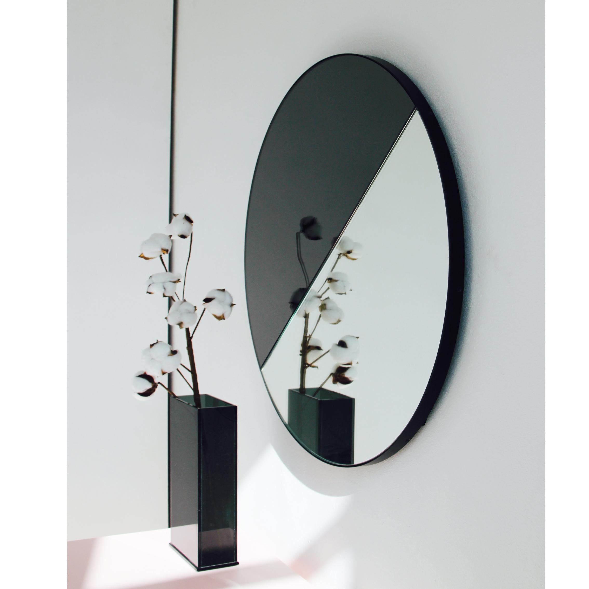 Organique Orbis Dualis Mixed Black Tint Minimalist Round Mirror with Black Frame, Medium en vente