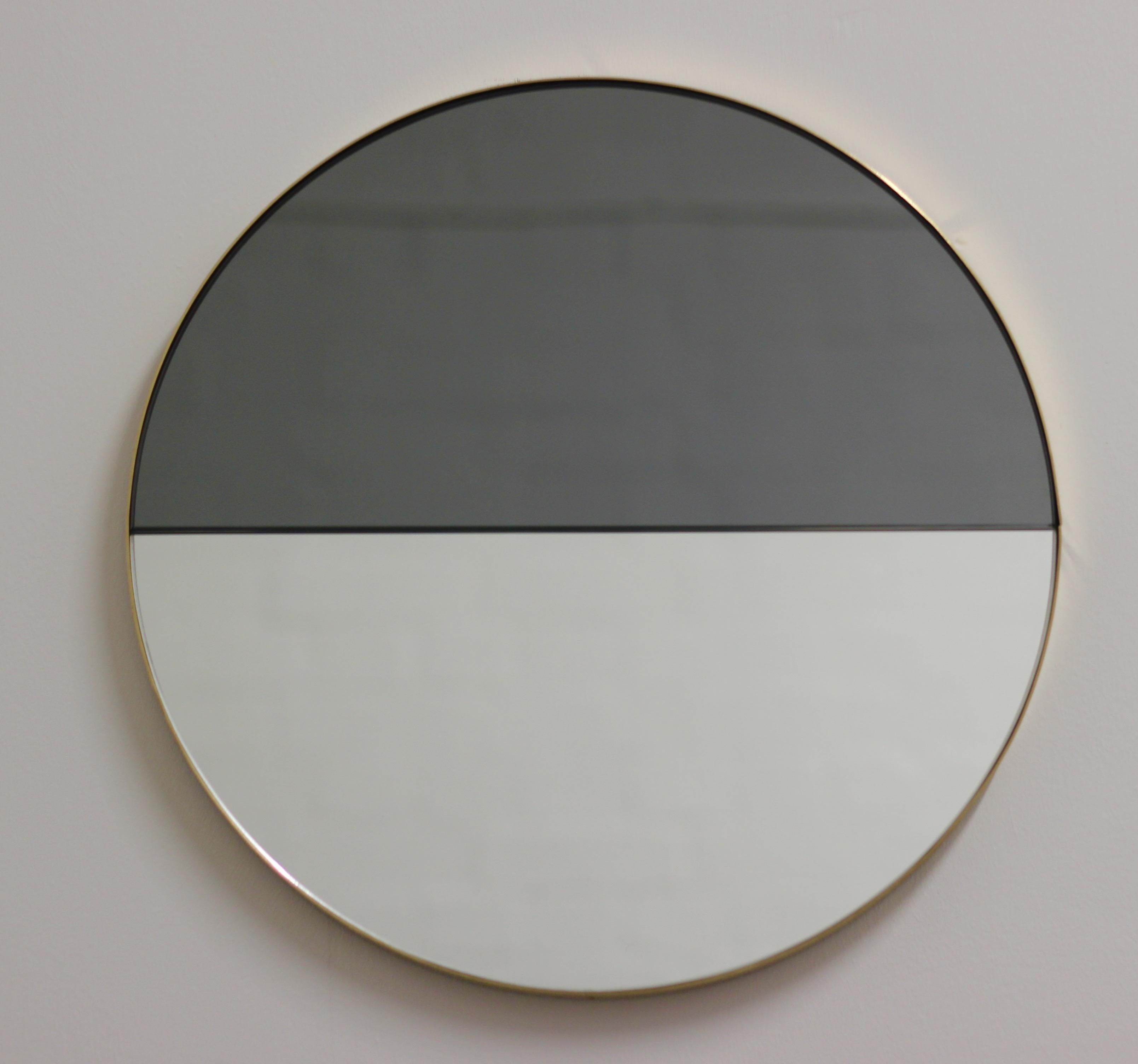 Moderne Miroir rond contemporain Orbis Dualis teinté mélangé avec cadre en laiton, XL en vente