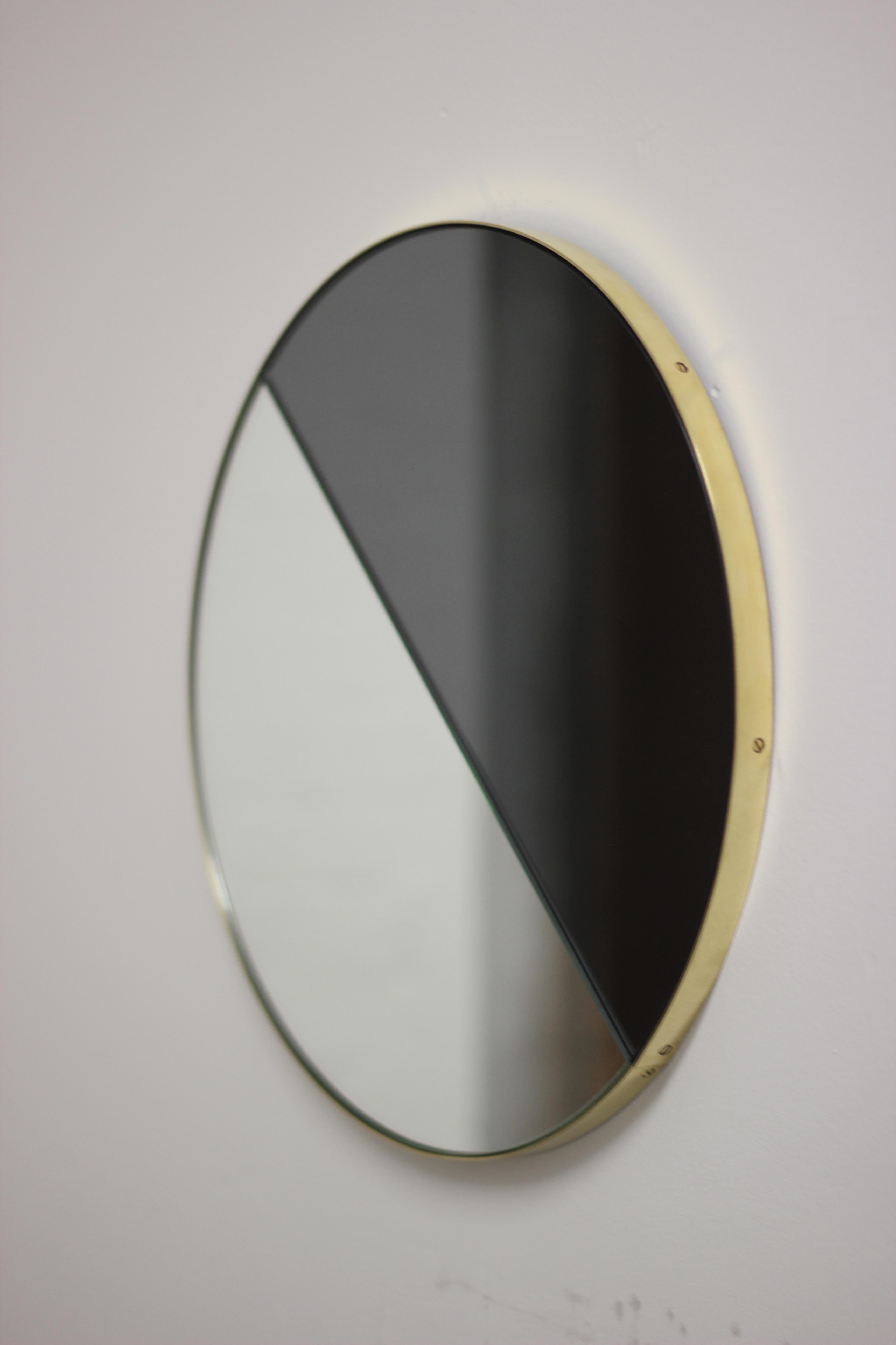 Britannique Miroir rond contemporain Orbis Dualis teinté mélangé avec cadre en laiton, XL en vente