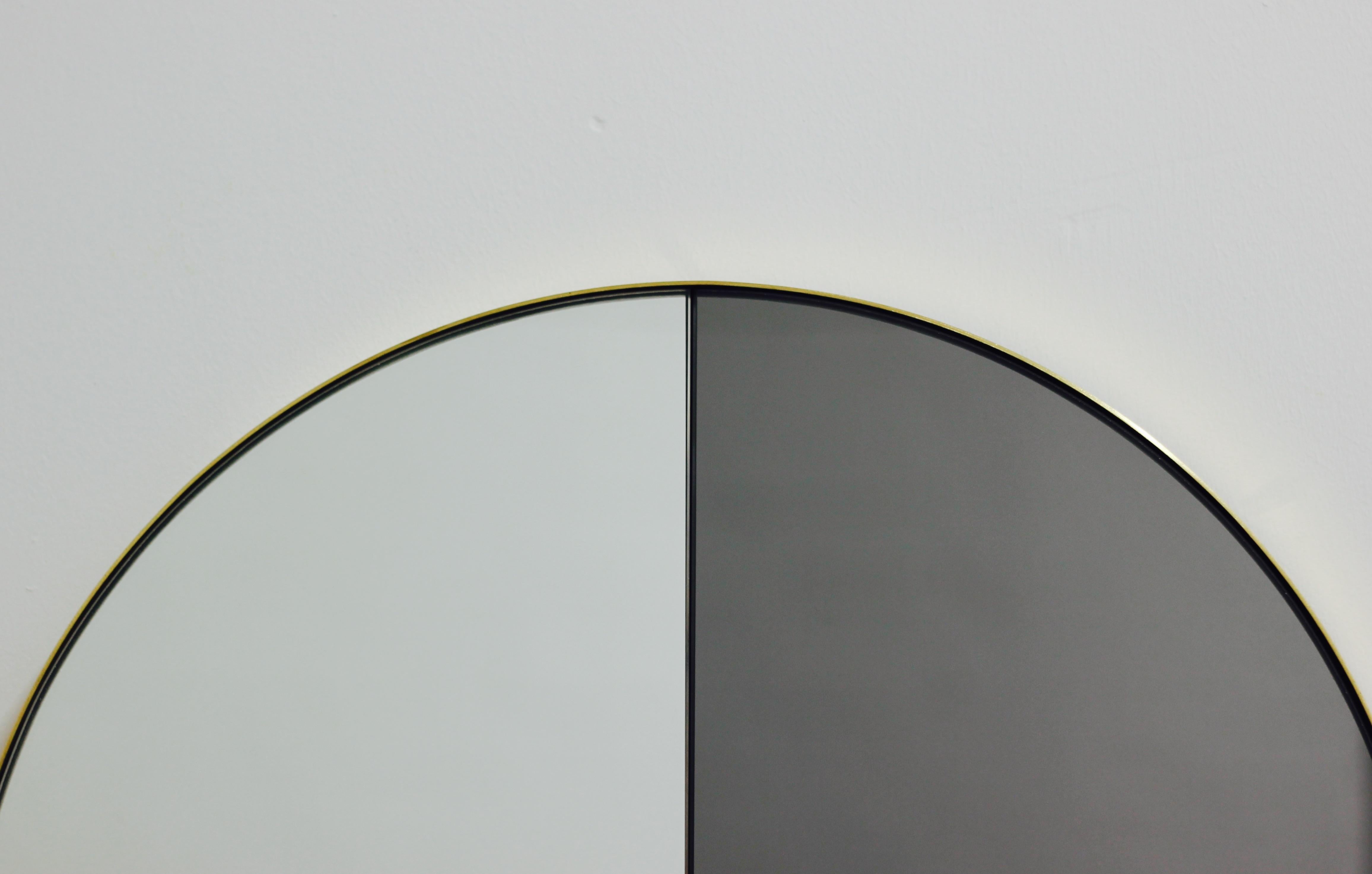 Brossé Orbis Dualis Miroir rond contemporain à teinte mixte avec cadre en laiton, large en vente
