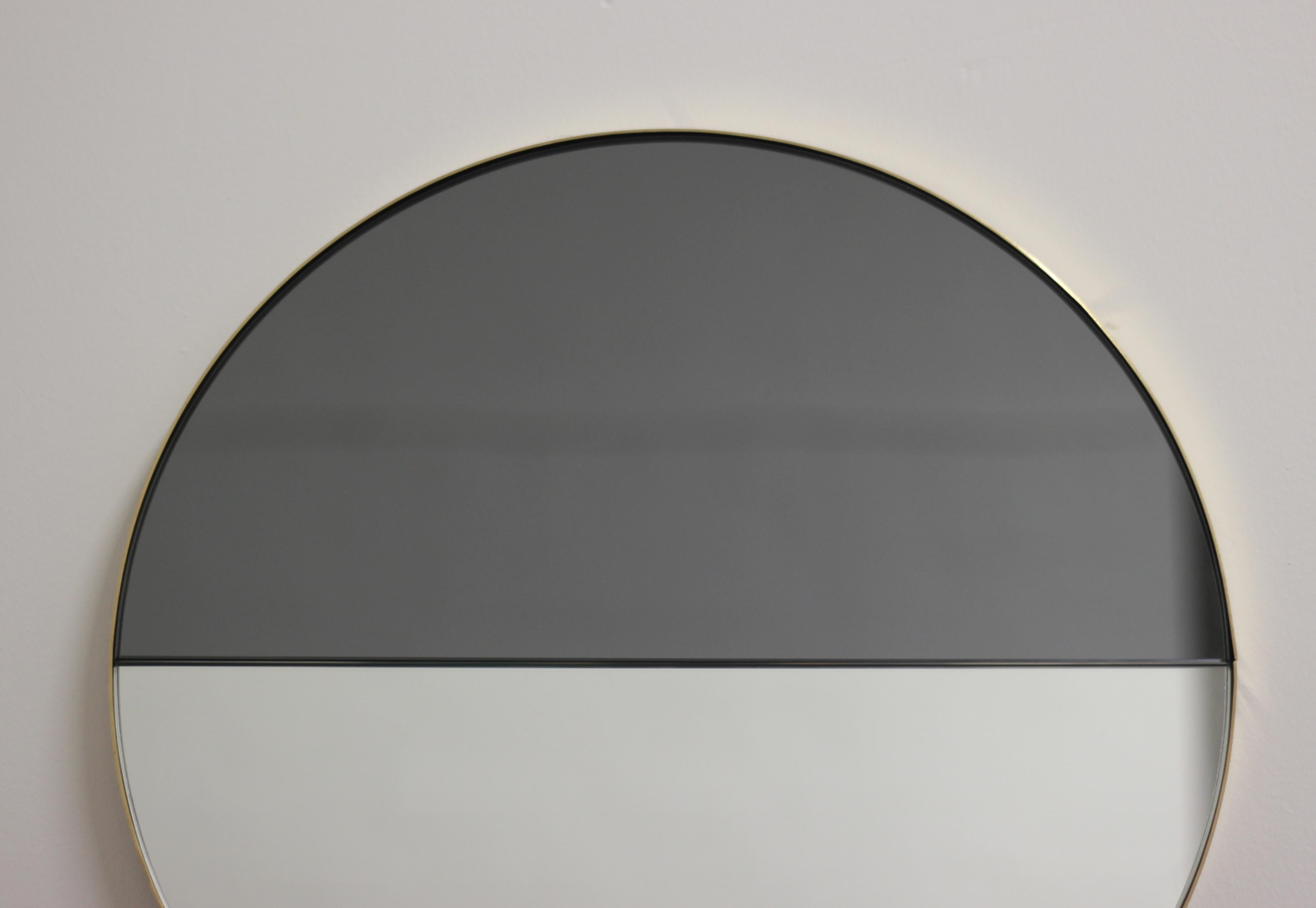 Orbis Dualis Miroir rond contemporain à teinte mixte avec cadre en laiton, large Neuf - En vente à London, GB