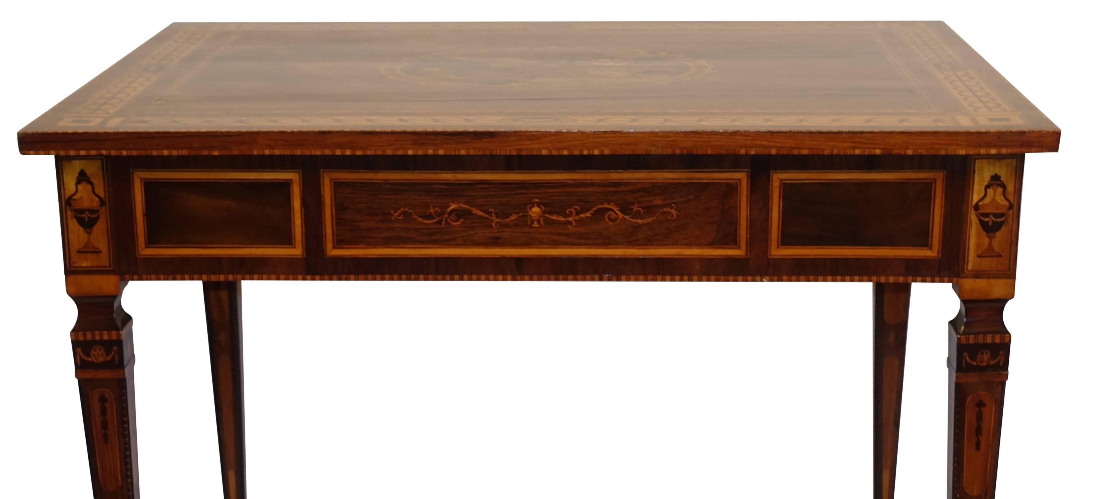 Noyer Table à écrire en marqueterie de bois mélangés et de marqueterie, Italie du Nord, fin du XVIIIe siècle en vente