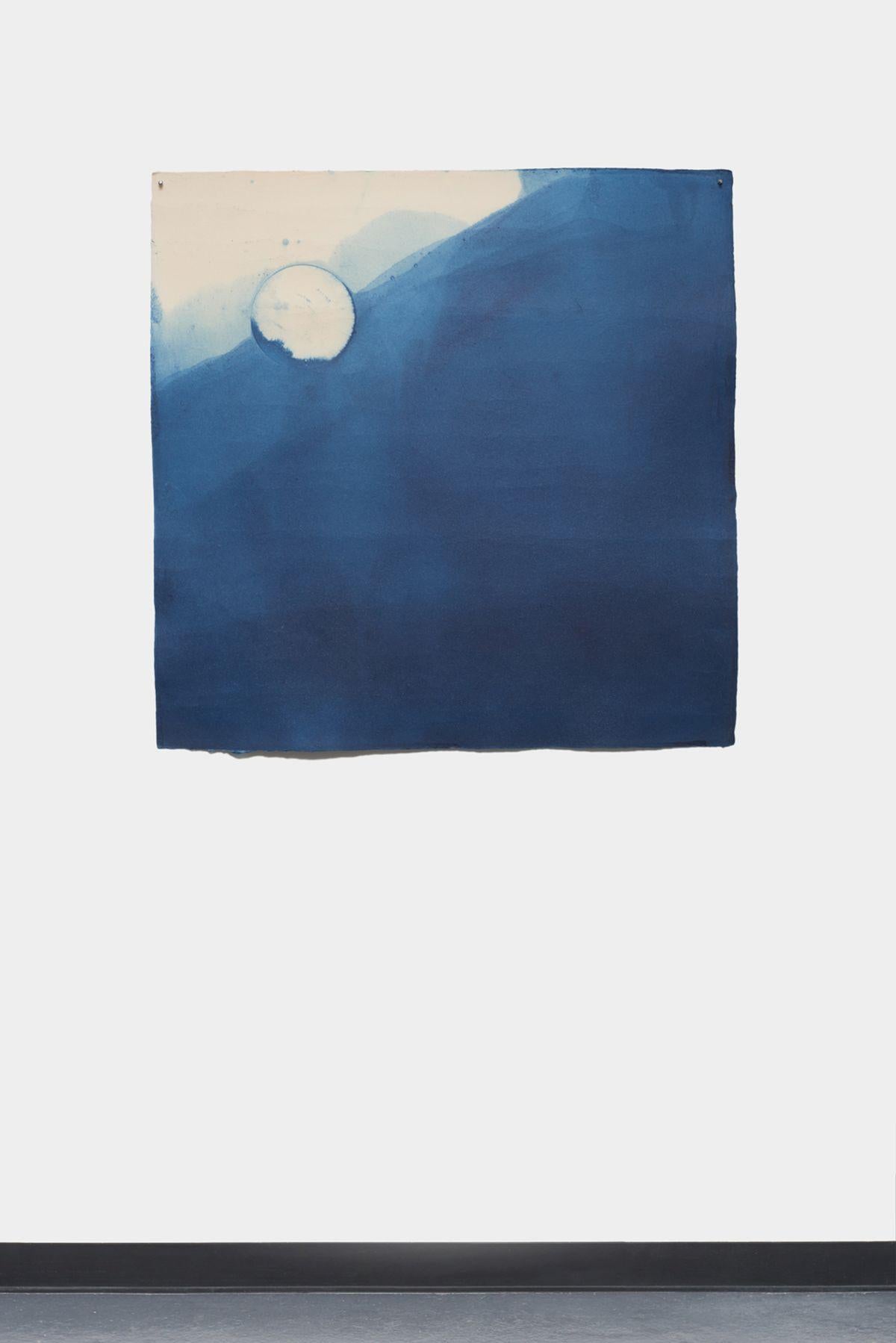 Pittura contemporanea su carta con indaco e argento raffigurante la Luna e le montagne - Painting di Miya Ando