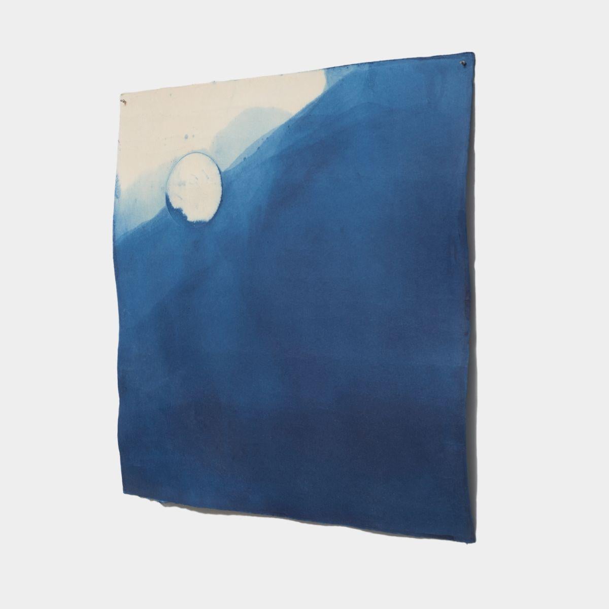 Pittura contemporanea su carta con indaco e argento raffigurante la Luna e le montagne - Painting Astratto di Miya Ando