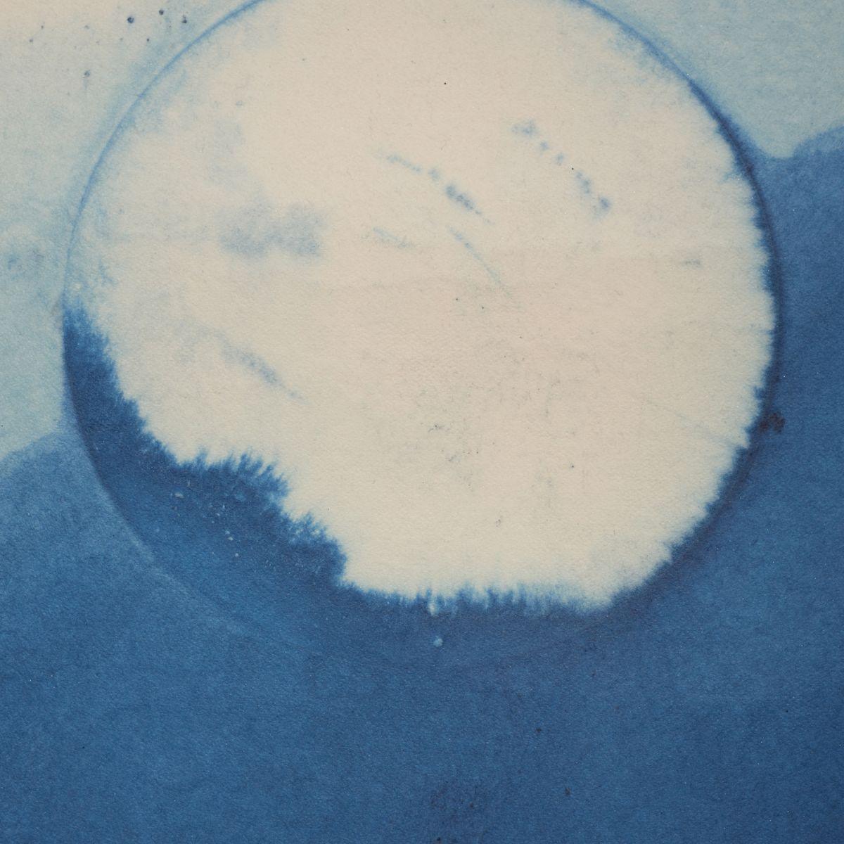 Pittura contemporanea su carta con indaco e argento raffigurante la Luna e le montagne - Landscape Painting Argento di Miya Ando