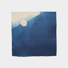 Peinture contemporaine sur papier à l'indigo et à l'argent représentant la lune et les montagnes