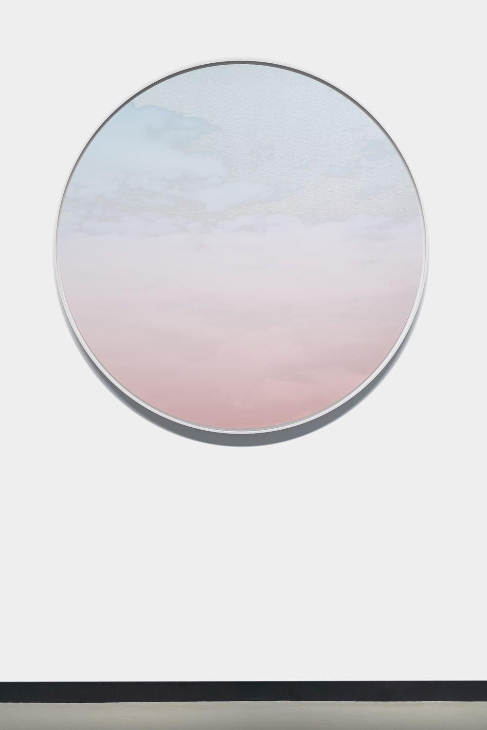 Pintura redonda contemporánea rosa y azul reflectante de nubes - Painting de Miya Ando