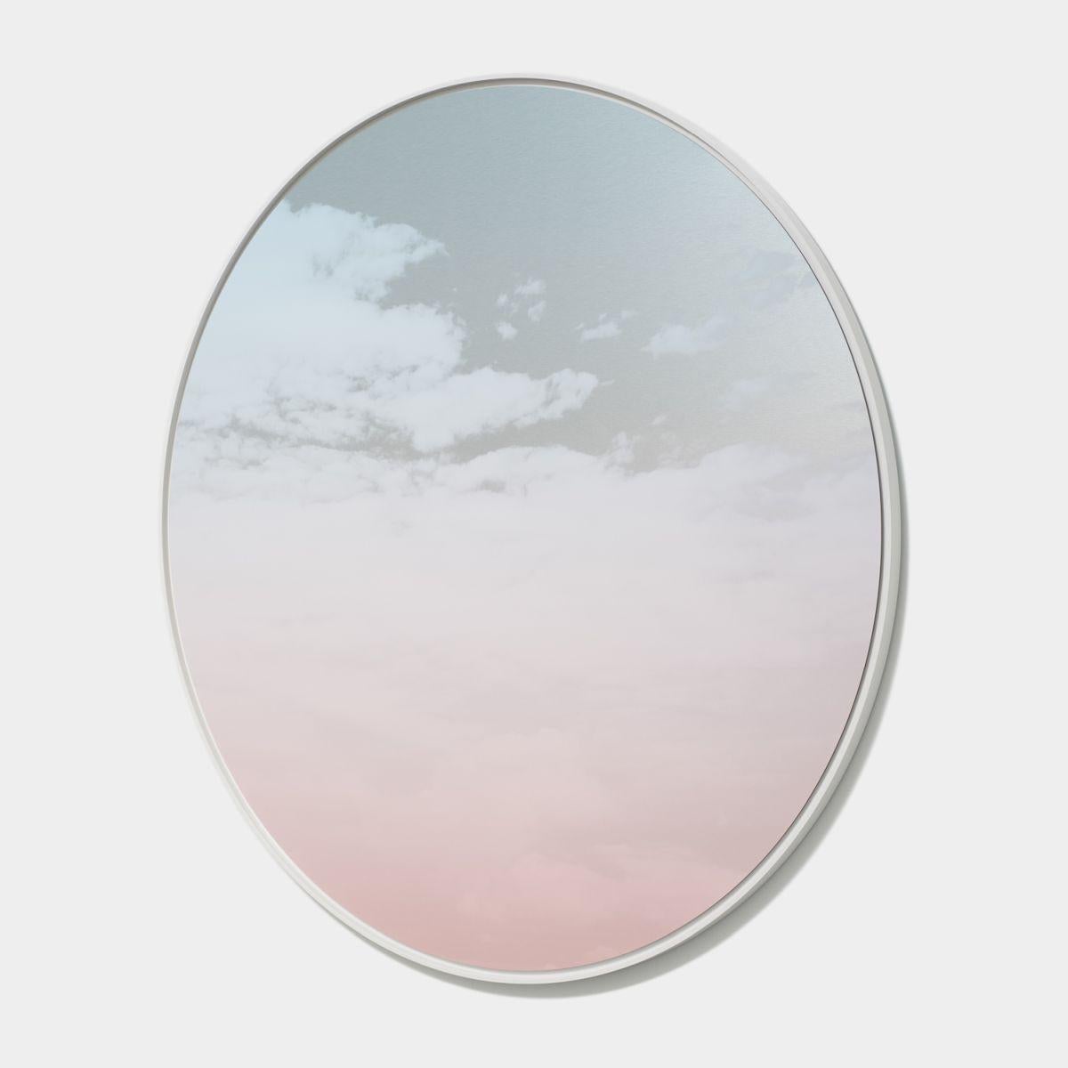 Pintura redonda contemporánea rosa y azul reflectante de nubes - Abstract Painting Gris de Miya Ando