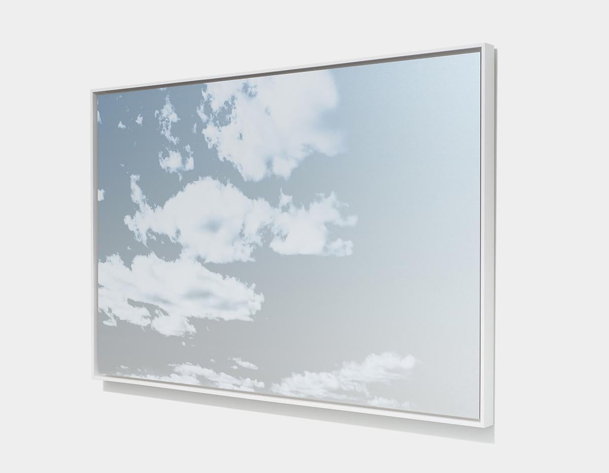 Pittura contemporanea riflettente con cielo azzurro e nuvole in orizzontale in vendita 1