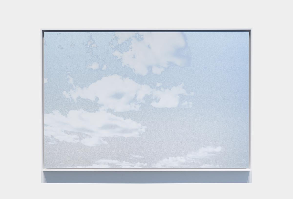Abstract Painting di Miya Ando - Pittura contemporanea riflettente con cielo azzurro e nuvole in orizzontale