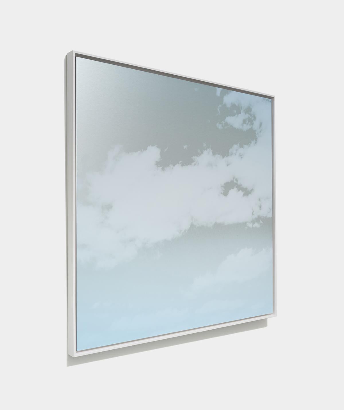 Zeitgenössische reflektierende Himmel-Blau Malerei von Wolken – Painting von Miya Ando