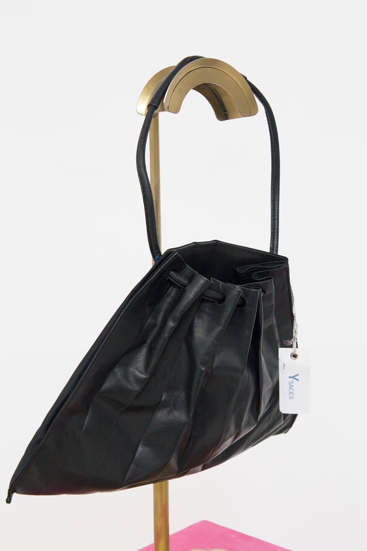 MIYAKE ISSEY Pleated Black Leather Bag In Good Condition For Sale In Milano, IT