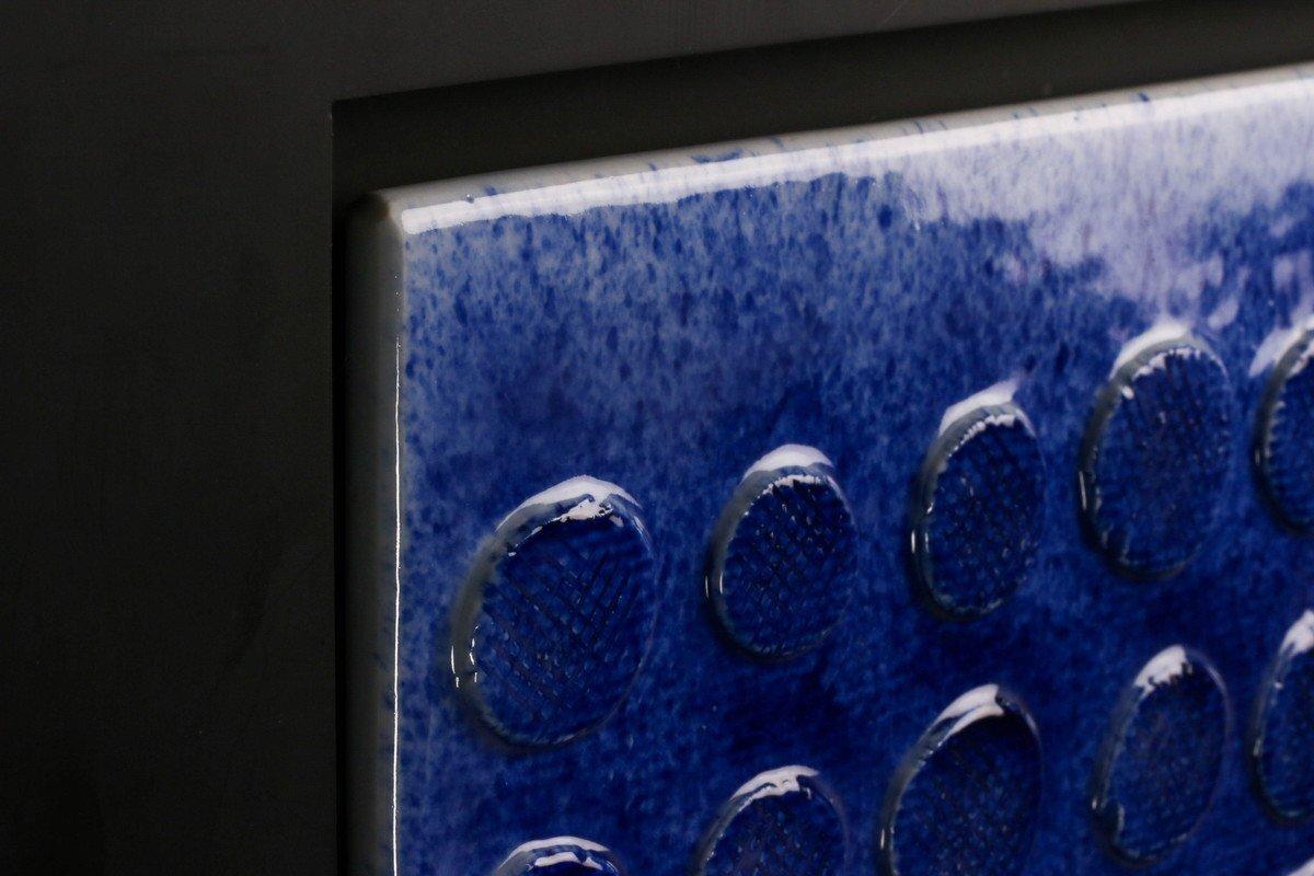 
Miyanaga Rikichi, Miyanaga Tozan III, Il corridoio blu, 1992
Questa rara targa da parete, intitolata Il corridoio blu e creata nel 1992 da Miyanaga Tozan III (Rikichi), riflette l'approccio sottile e poetico dell'artista alla porcellana. La
