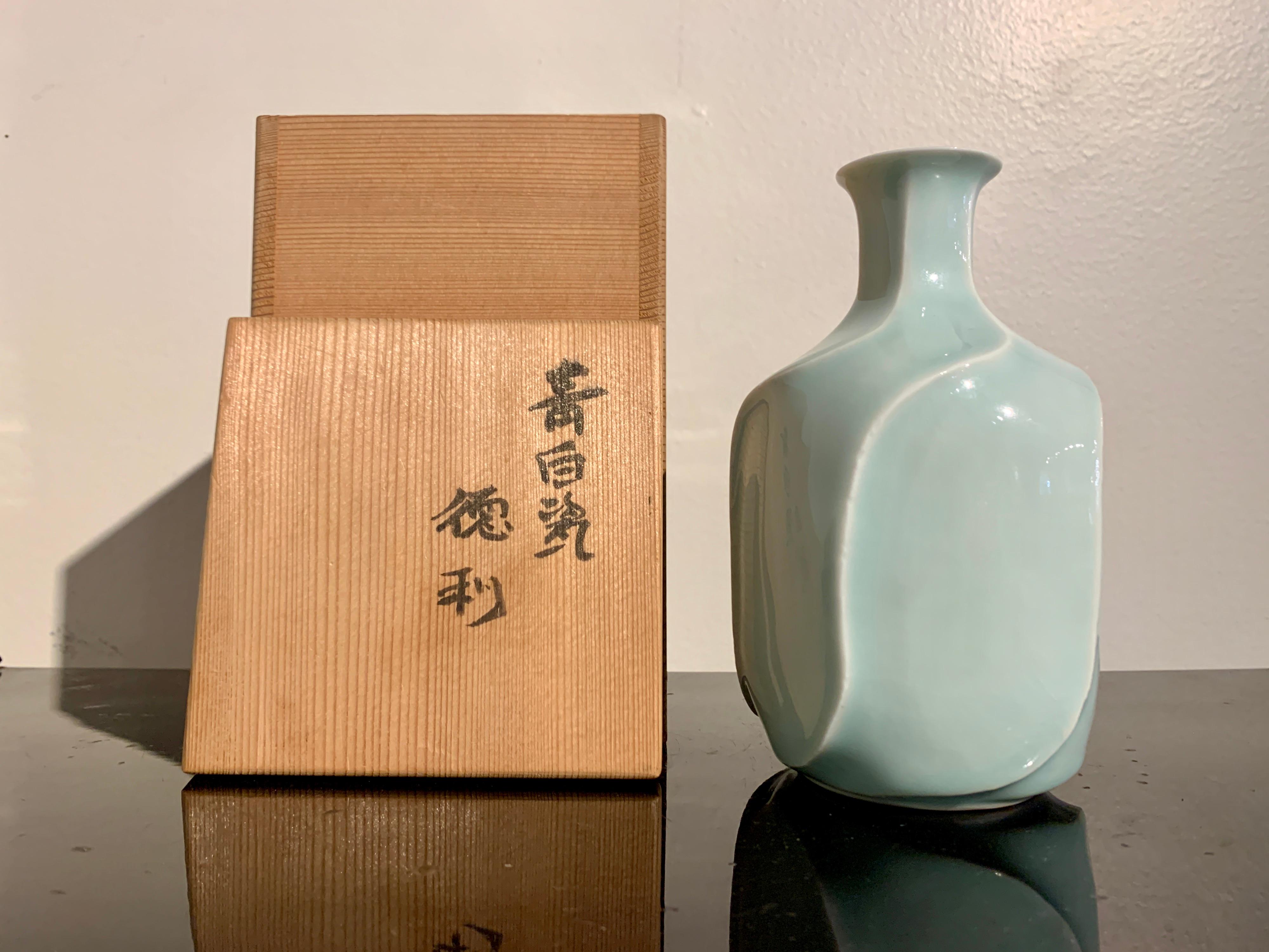 Eine erhabene und elegante seihakuji (qingbai oder celadon) glasierte Porzellan tokkuri (Sake-Flasche) von Miyanaga Tozan III, auch bekannt als Miyanaga Rikichi, (geb. 1935), Showa-Periode, ca. 1980er Jahre, Japan.

Die Sake-Flasche, Tokkuri