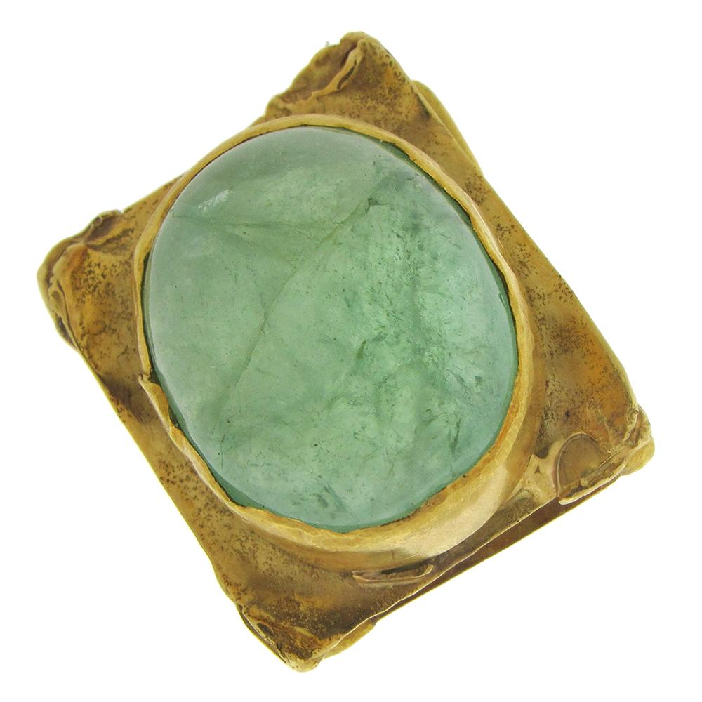 Ring mit grünem Beryll-Cabochon von Miye Matsukata, hergestellt in den 1970er Jahren in ihrem Atelier Janiye, Boston.  Die Brosche unterstreicht Miyes Wabi-Sabi-Ästhetik und fasst einen großen ovalen Cabochon aus smaragdgrünem Beryll in 24-karätigem