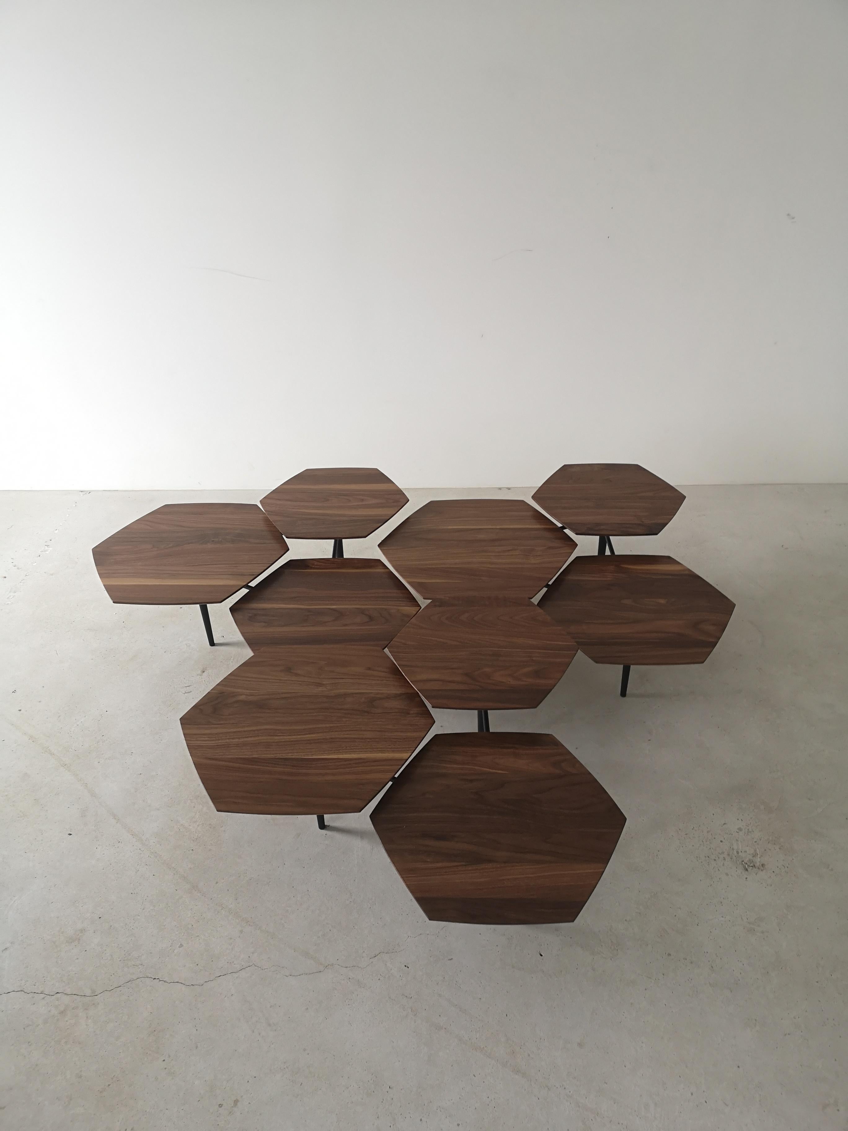 Moderne Table basse à plusieurs niveaux Mizmo 2.0 avec plateau en noyer massif par Izm Design en vente