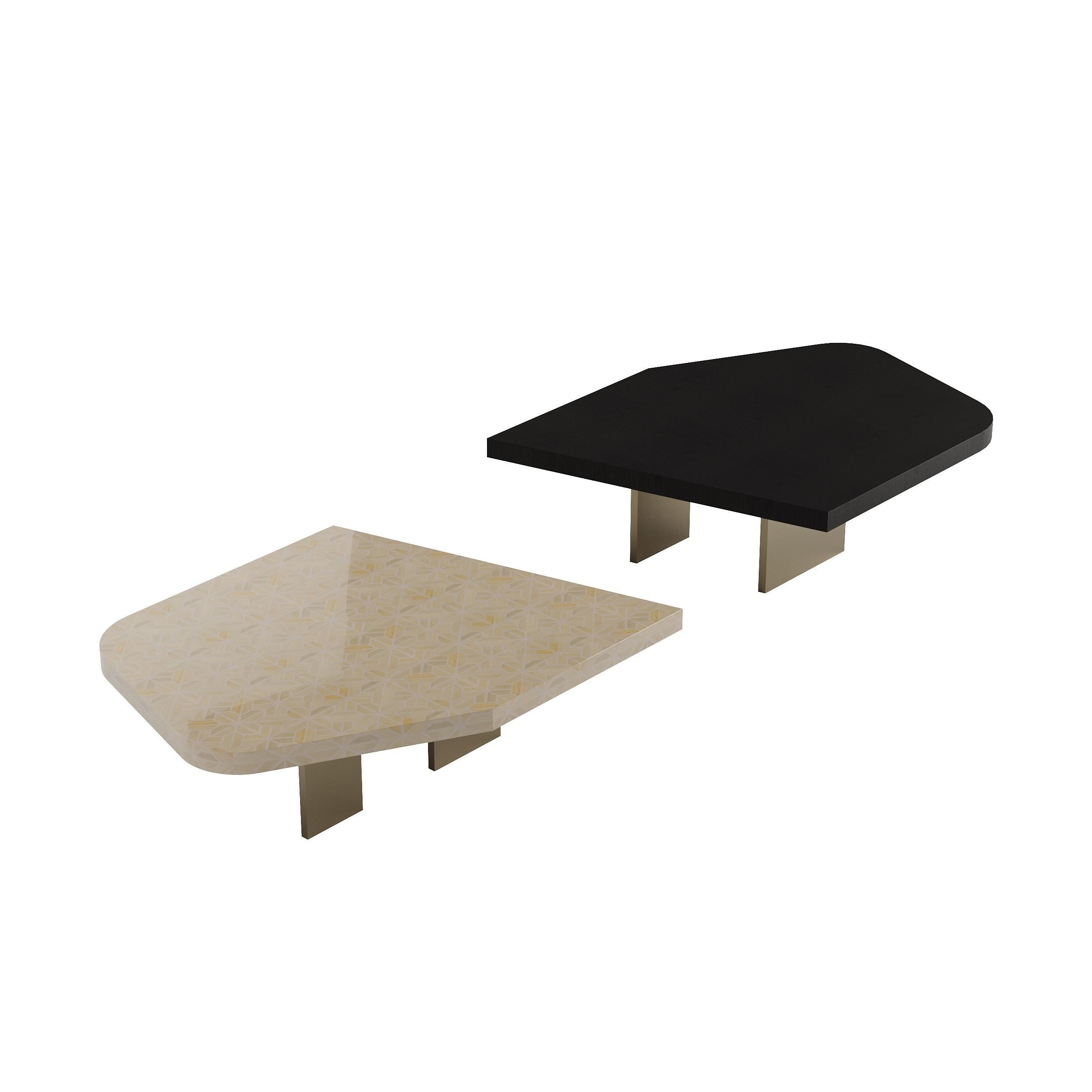 Der Mizu Center Table mit seiner auffälligen Einlage aus Knochen und Harz steht für eine sehr warme und neutrale Kollektion von Möbelstücken, die durch die Verwendung von Eschenholz und Metall modernisiert werden. Der Mizu Bone Inlay Center Table