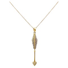 Collier à pendentif Arrow en or jaune 14K et diamants Mizuki Heart Feather